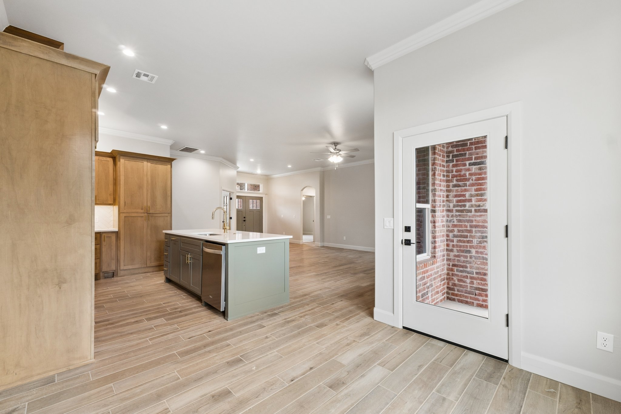 2132 Santa Monica St_021.jpg