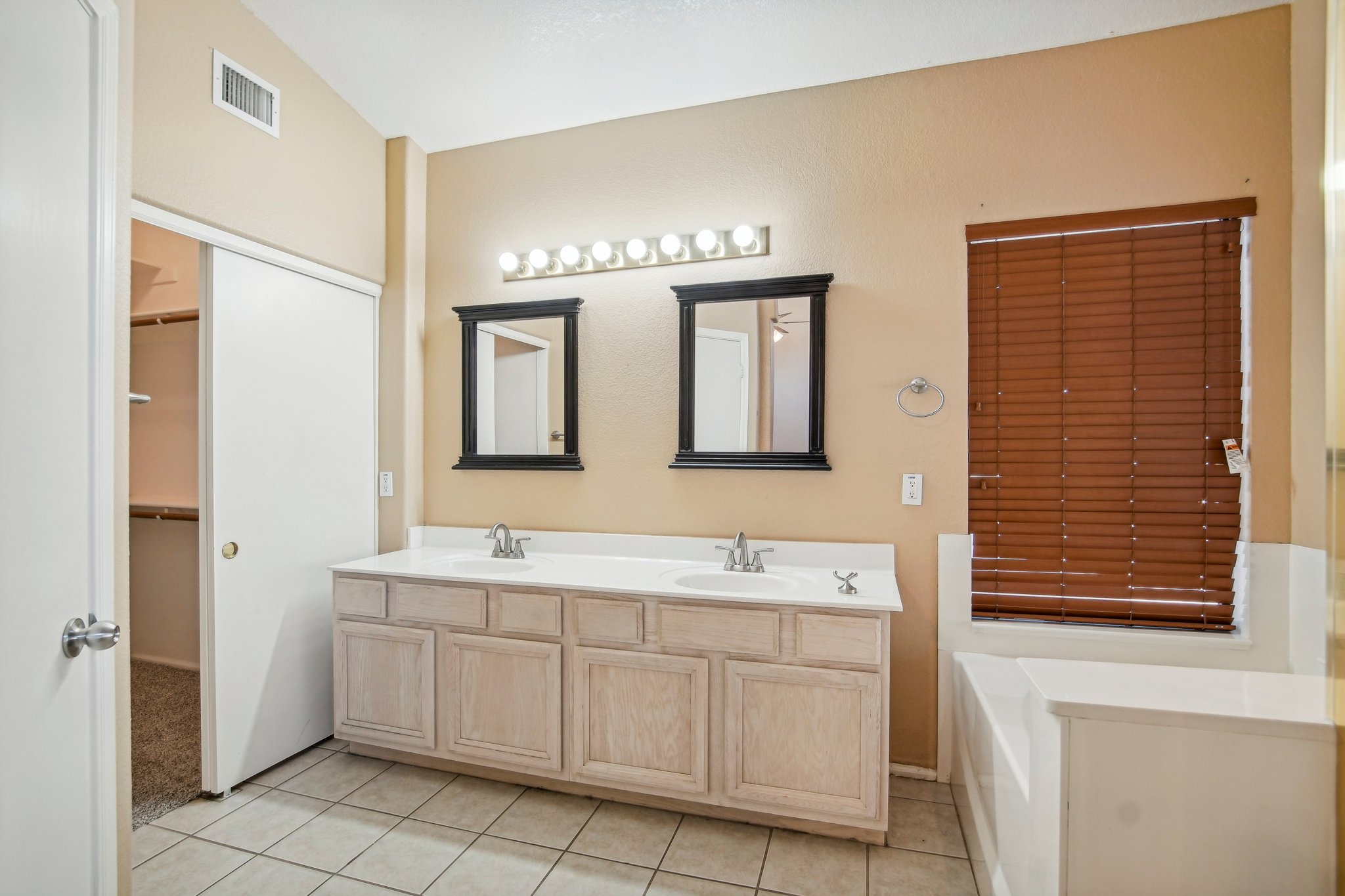 E Wahalla Ln-018.jpg