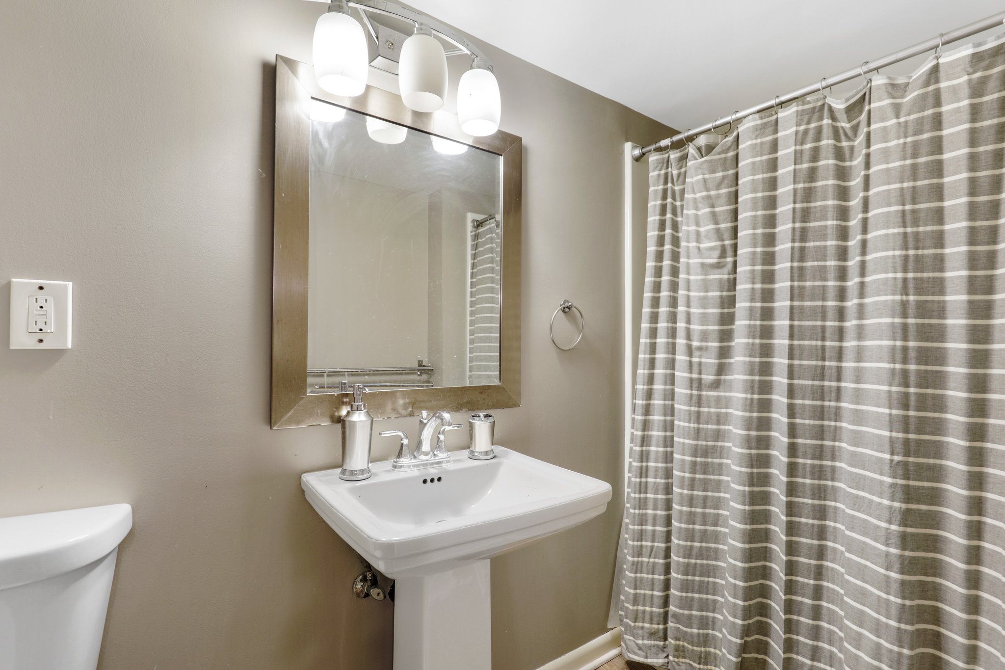 2138 Forest Dr, Minneapolis, MN 55421, US Photo 30