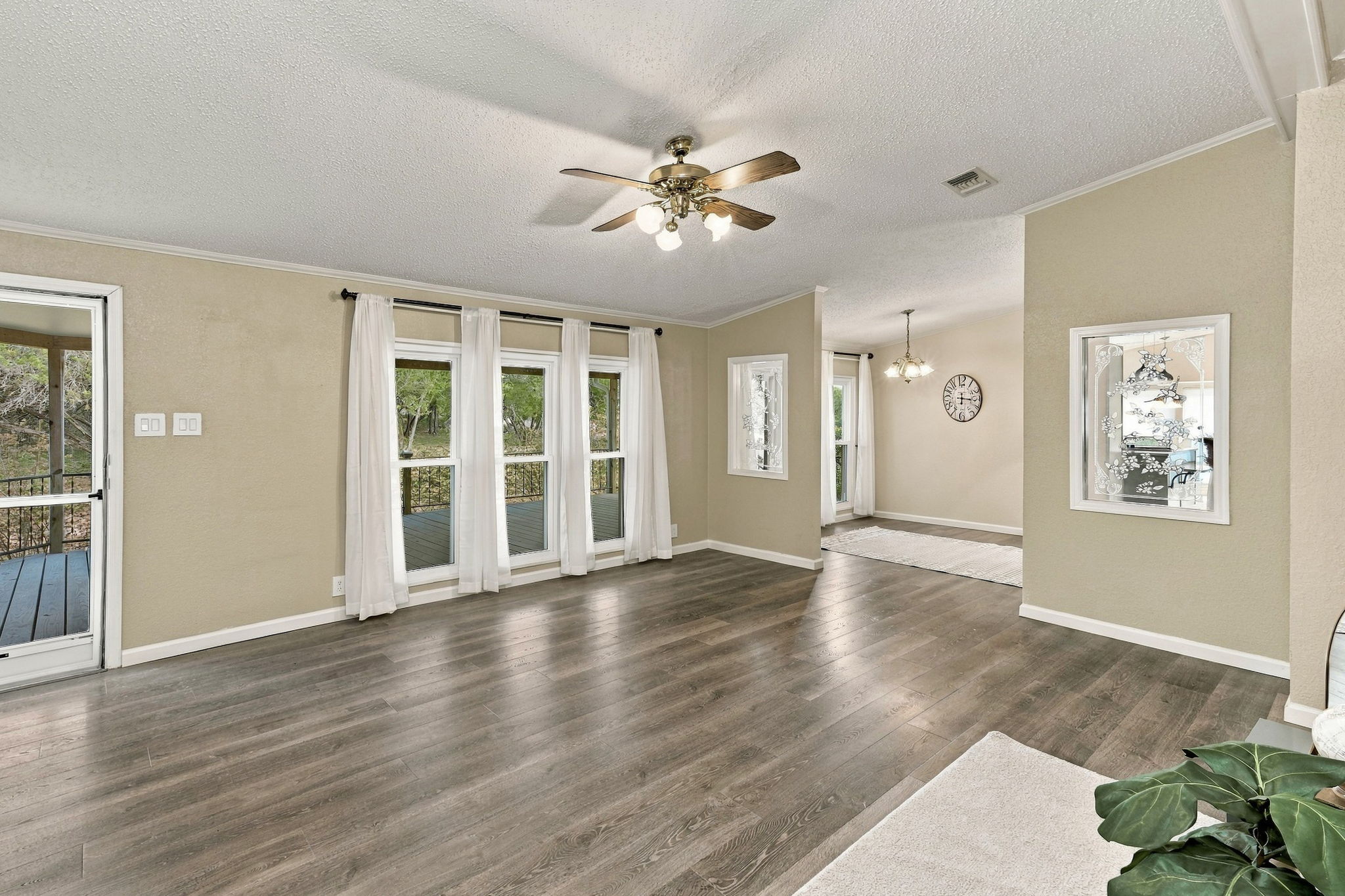 Living Room/Dining