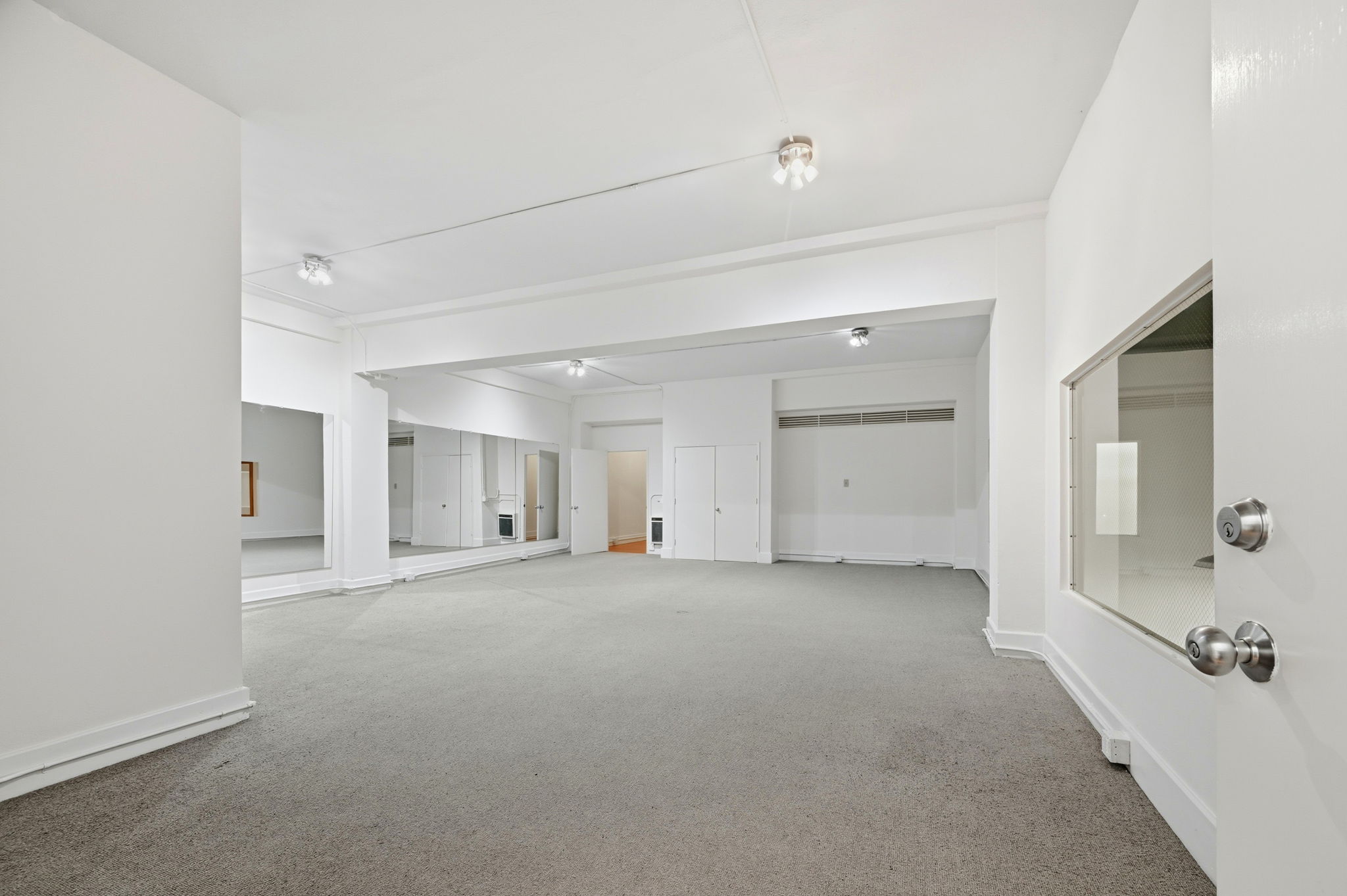 019_f8_2141 Mission St