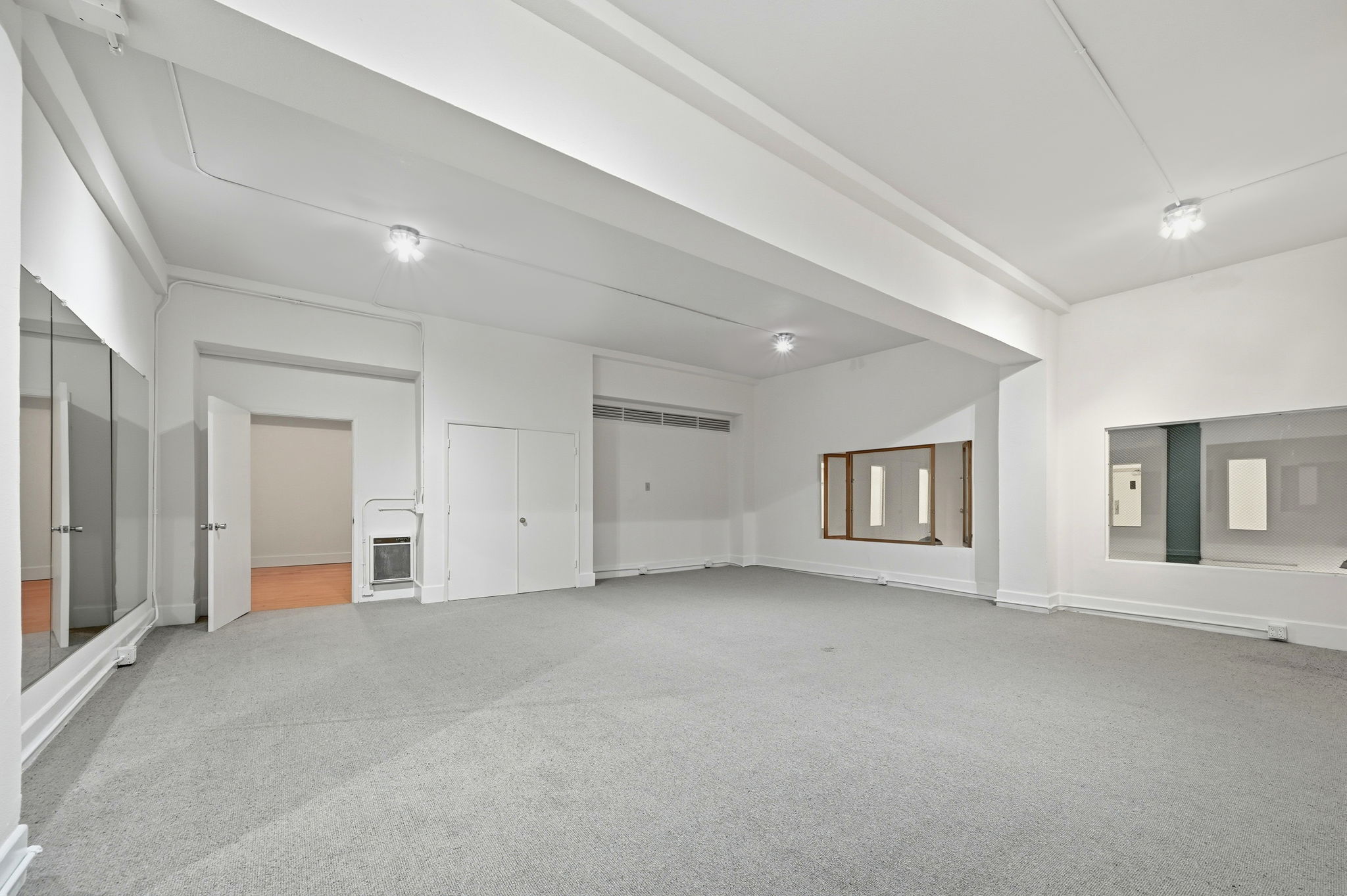 020_f8_2141 Mission St