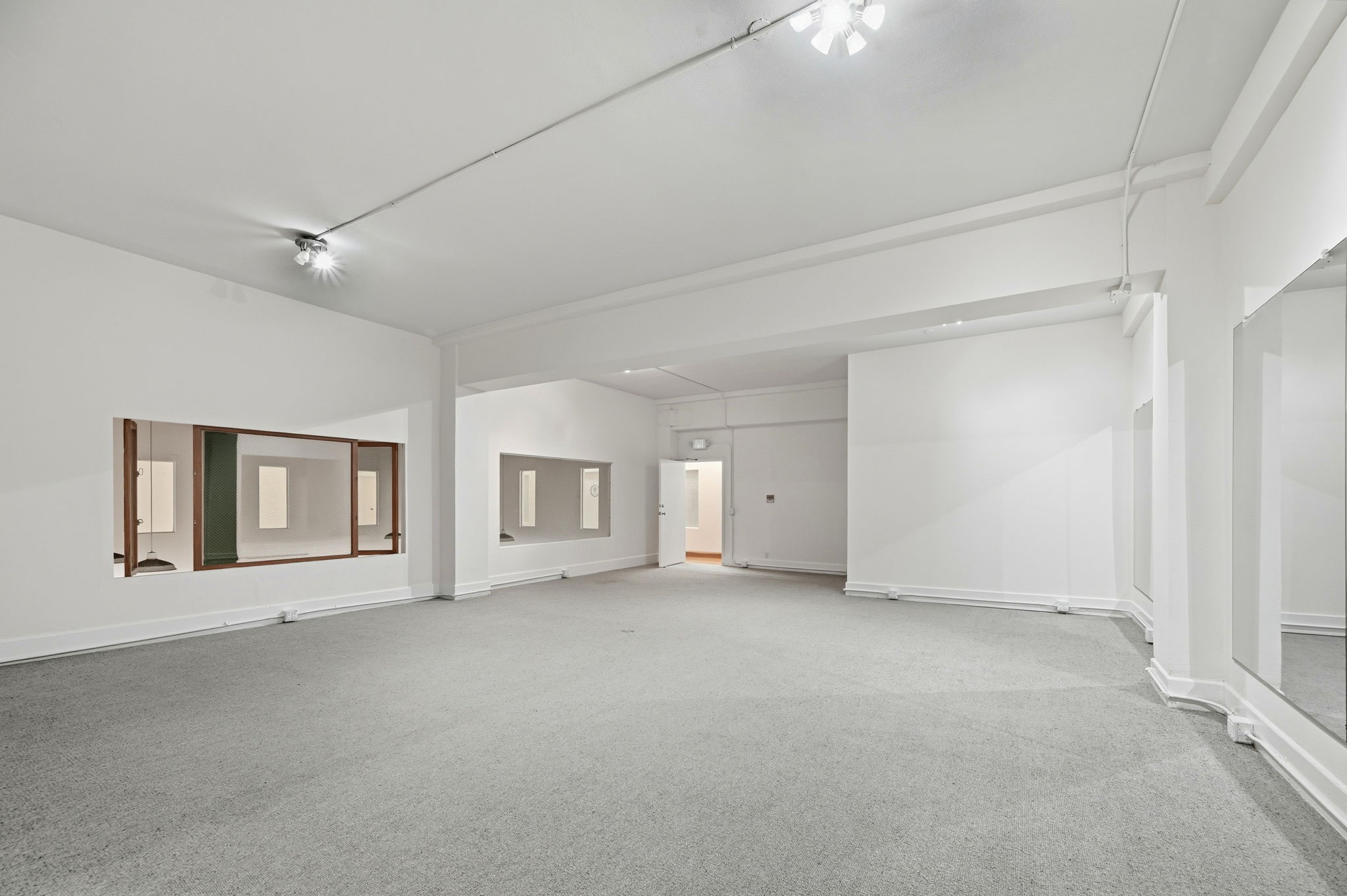 021_f8_2141 Mission St