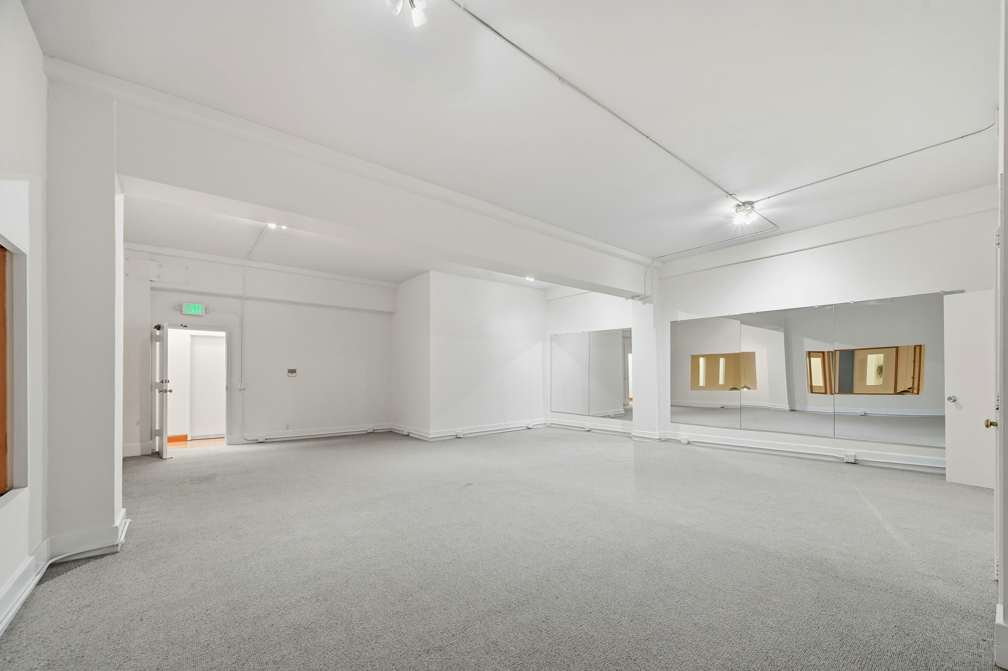 022_f8_2141 Mission St