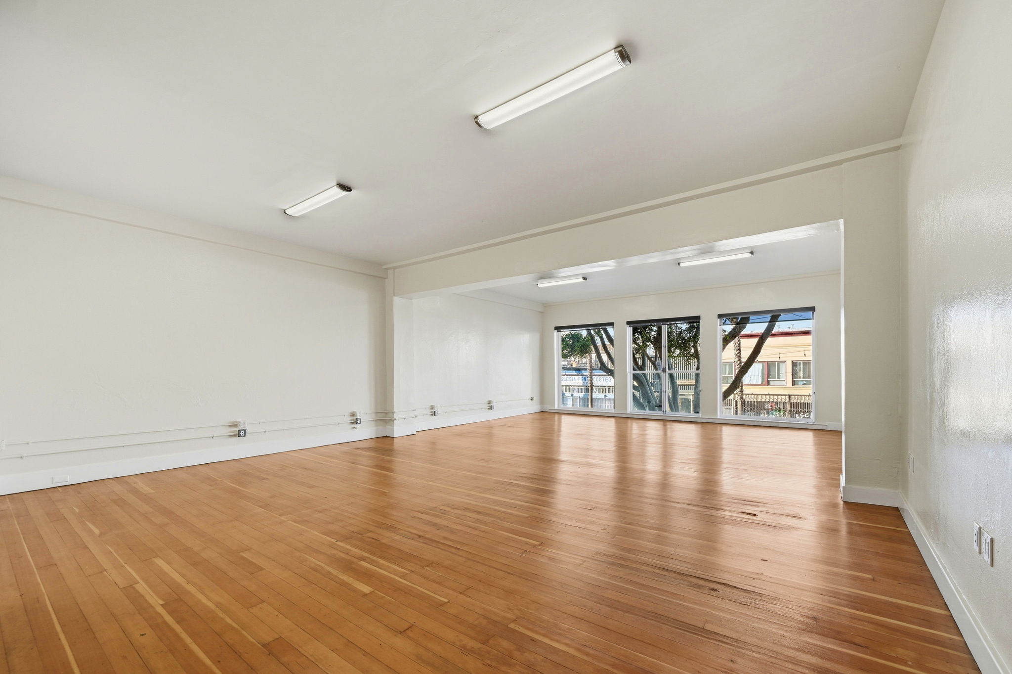 023_f8_2141 Mission St