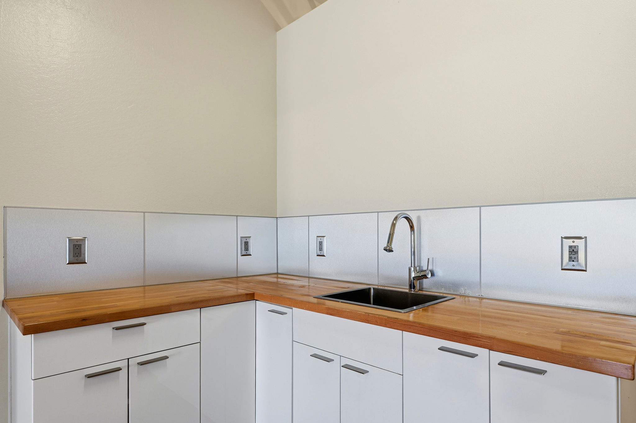 029_f8_2141 Mission St