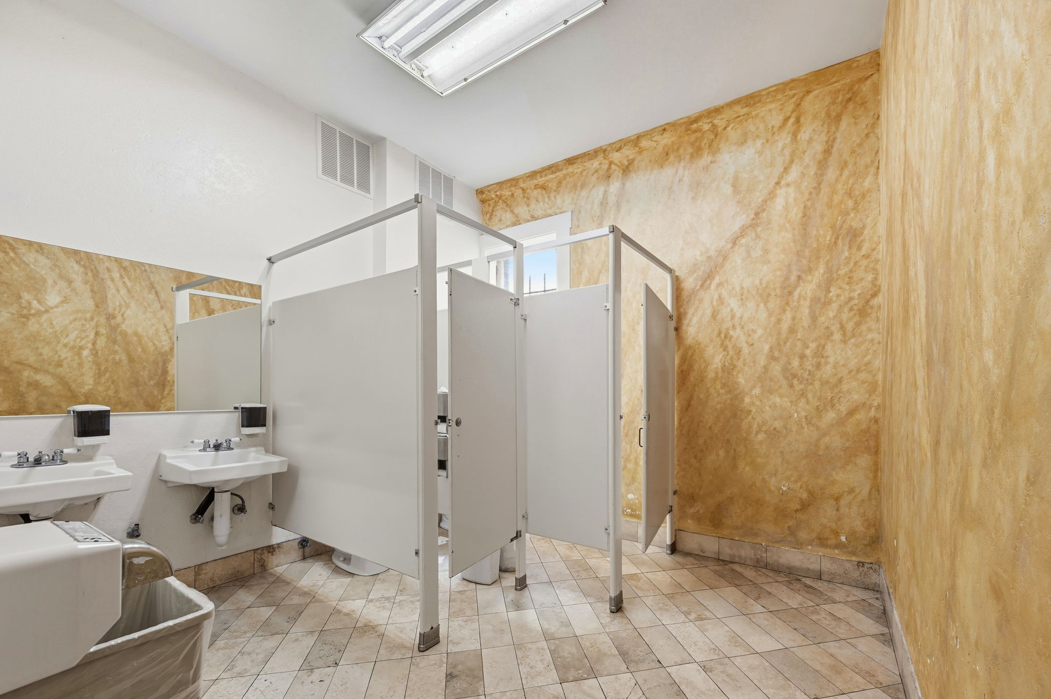 048_f8_2141 Mission St