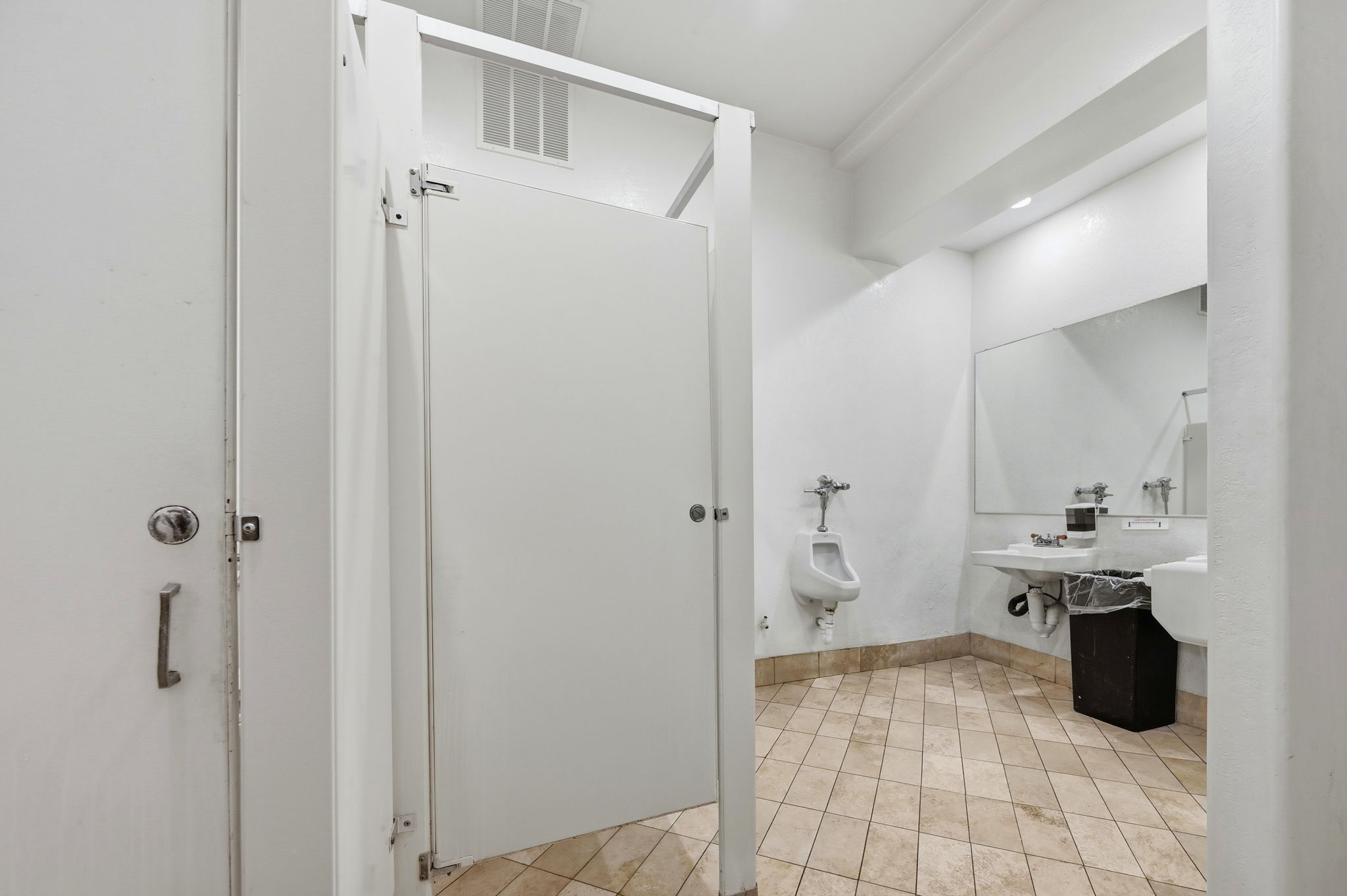 050_f8_2141 Mission St