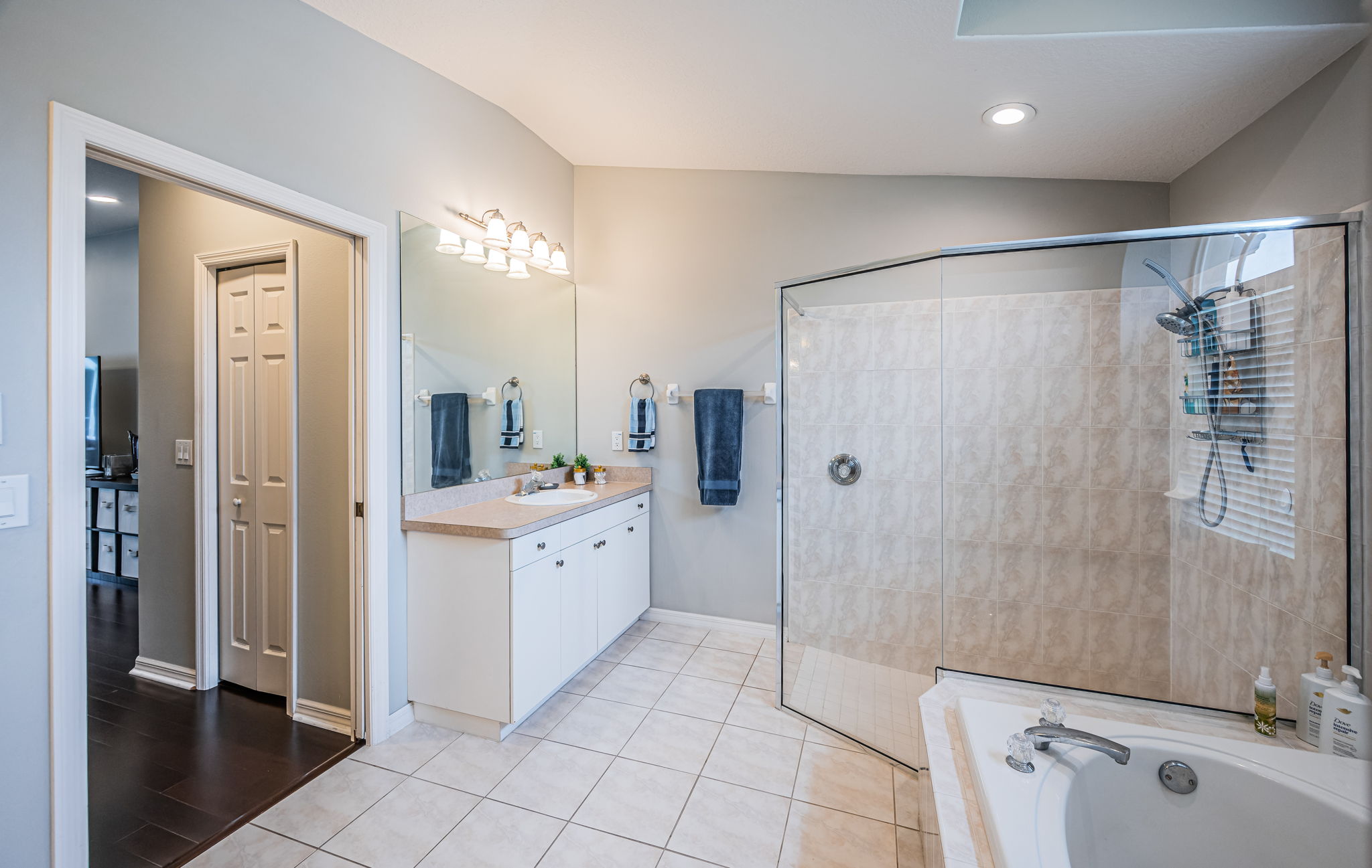 Master Bathroom1b