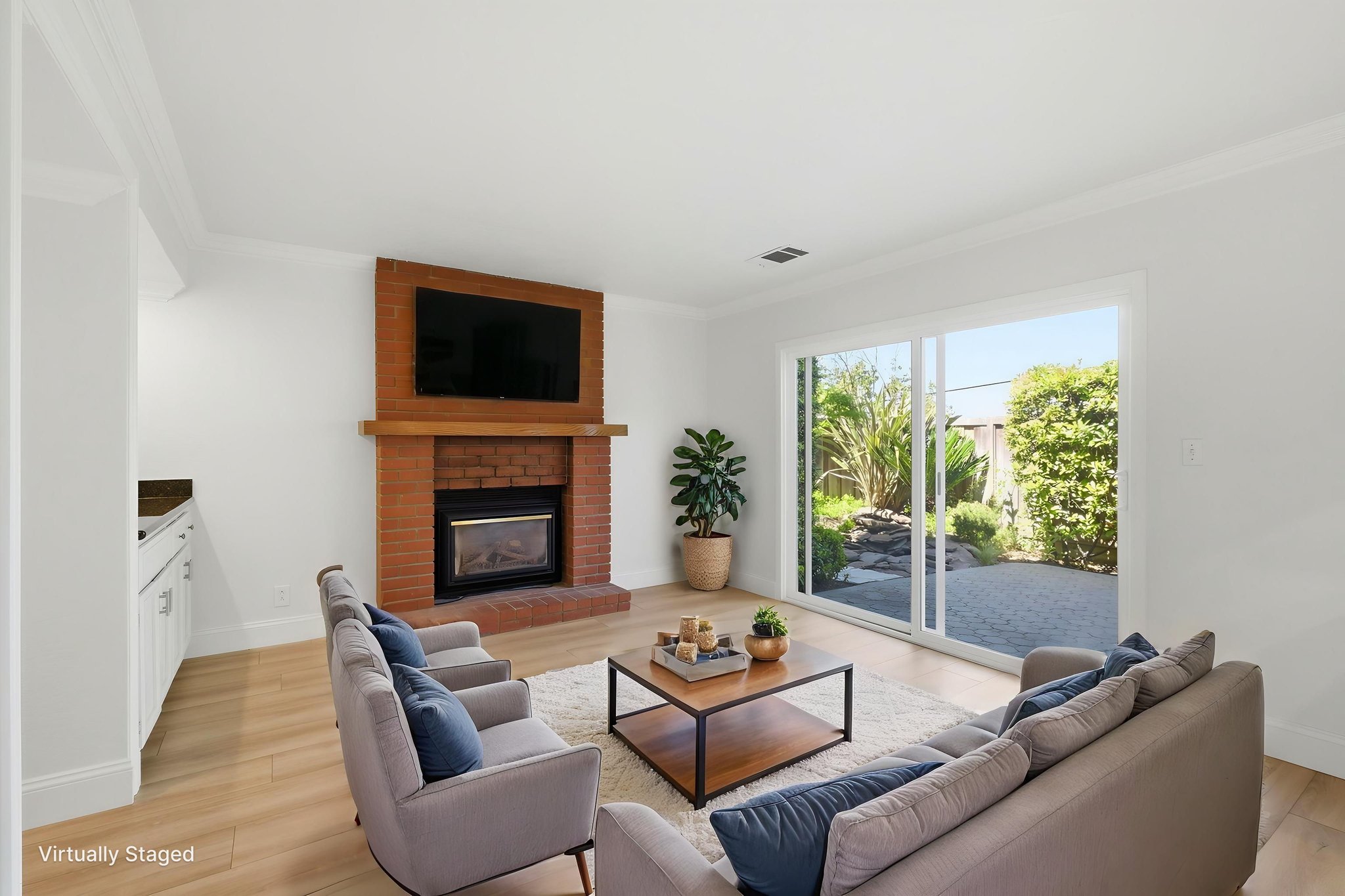 010_F8_2147 Westward Pl virtually staged.jpeg