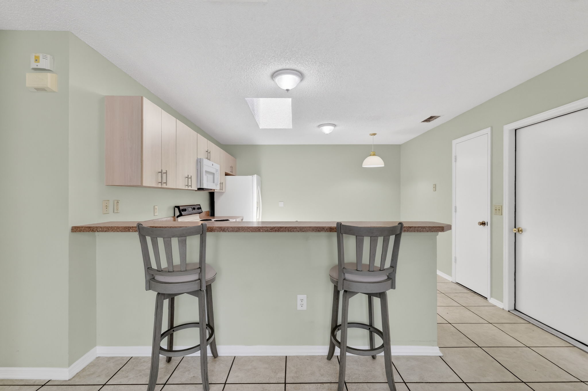 Kitchen Eat-In Breakfast Bar