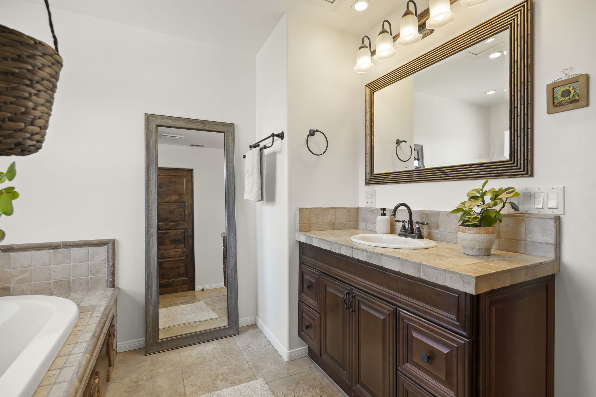 Primary Bathroom | 2149 Monmouth Dr. Ventura