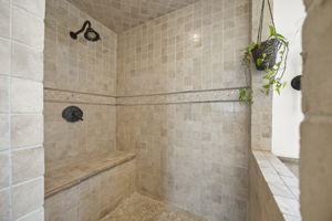 Primary En Suite | 2149 Monmouth Dr.