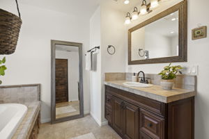 Primary Bathroom | 2149 Monmouth Dr. Ventura