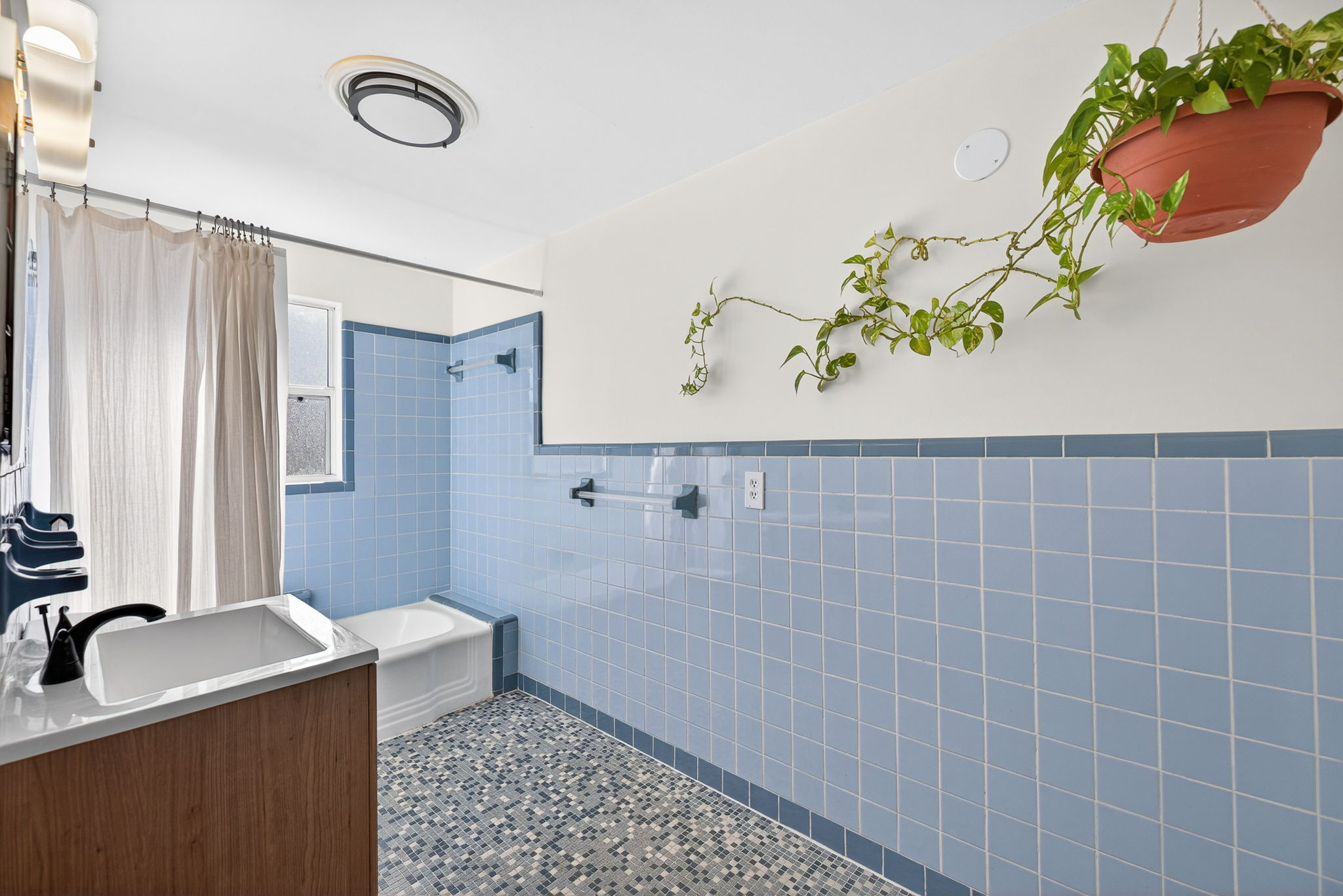 2nd Floor Full Bathroom