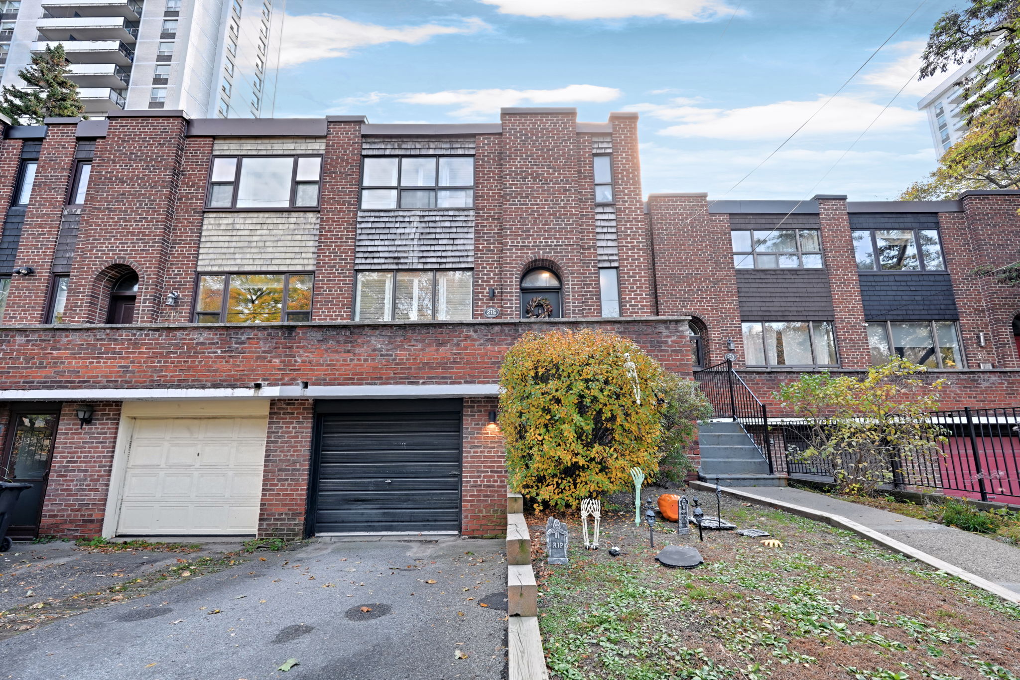 215 Davisville Ave Toronto, ON M4S 1G8