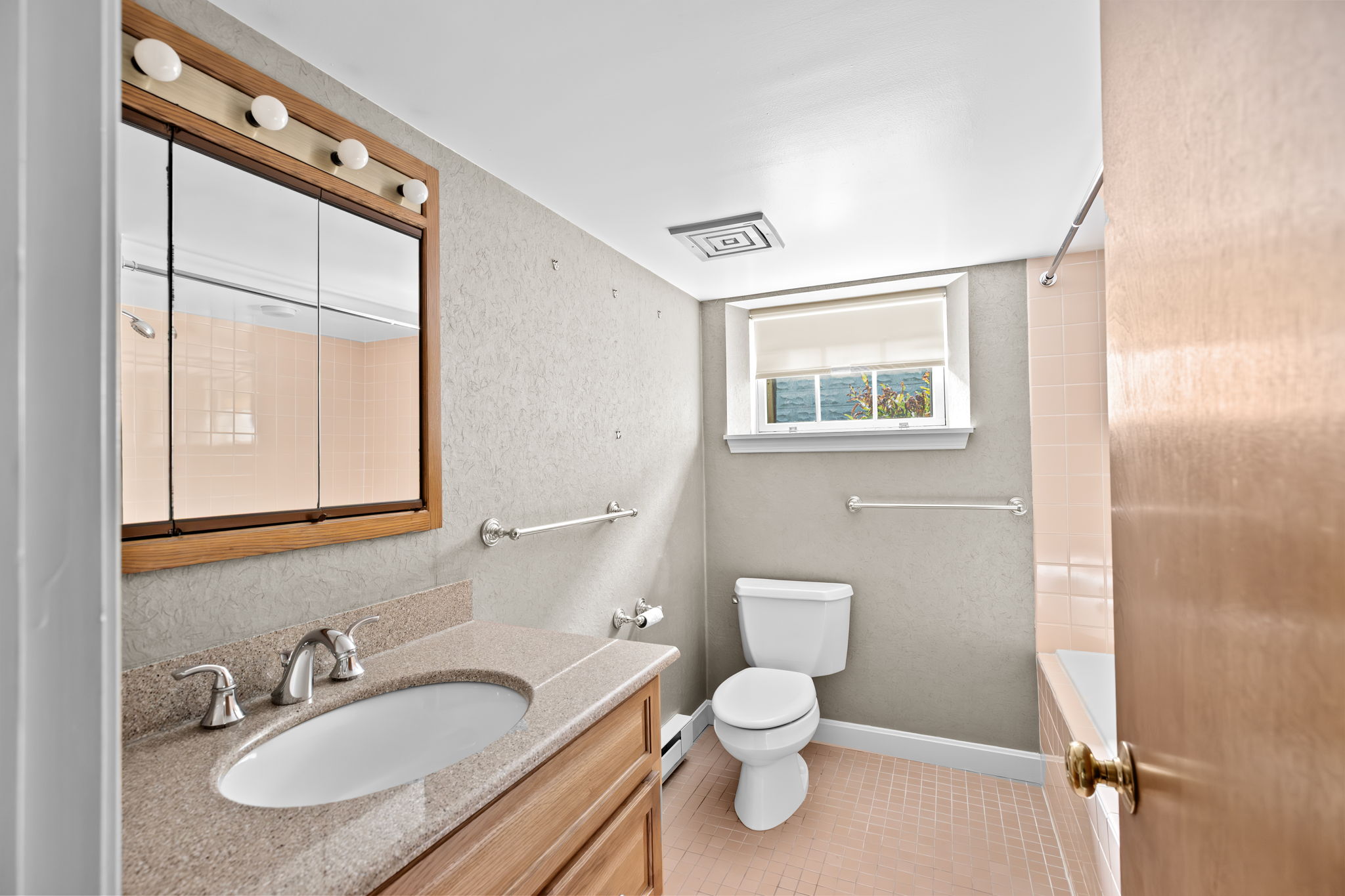 Lower Level Full Bath