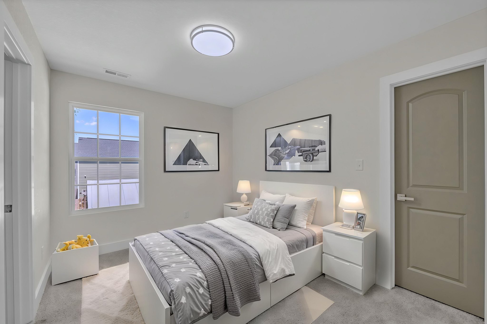 DSC_5457 virtually staged.jpeg