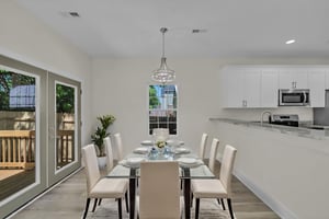 DSC_5385 virtually staged.jpeg