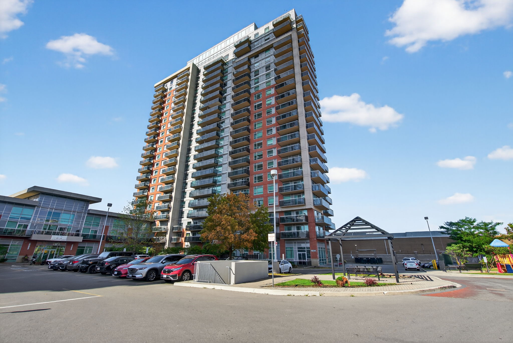 215 Queen St E Unit 611 Brampton, ON L6W 0A9