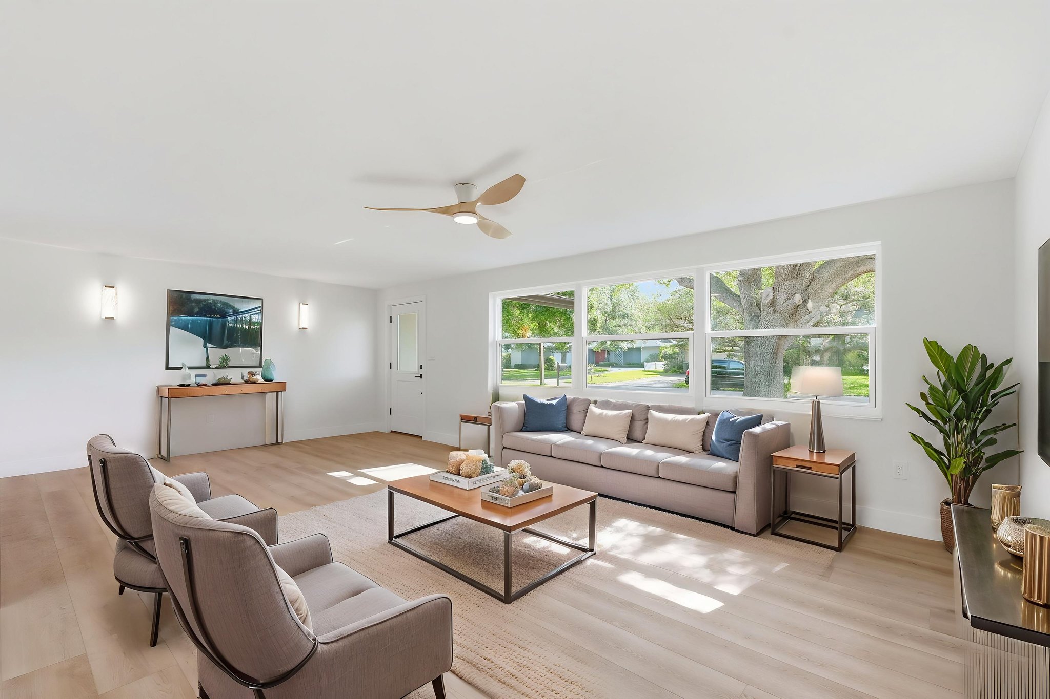 DSC06375 virtually staged.jpeg