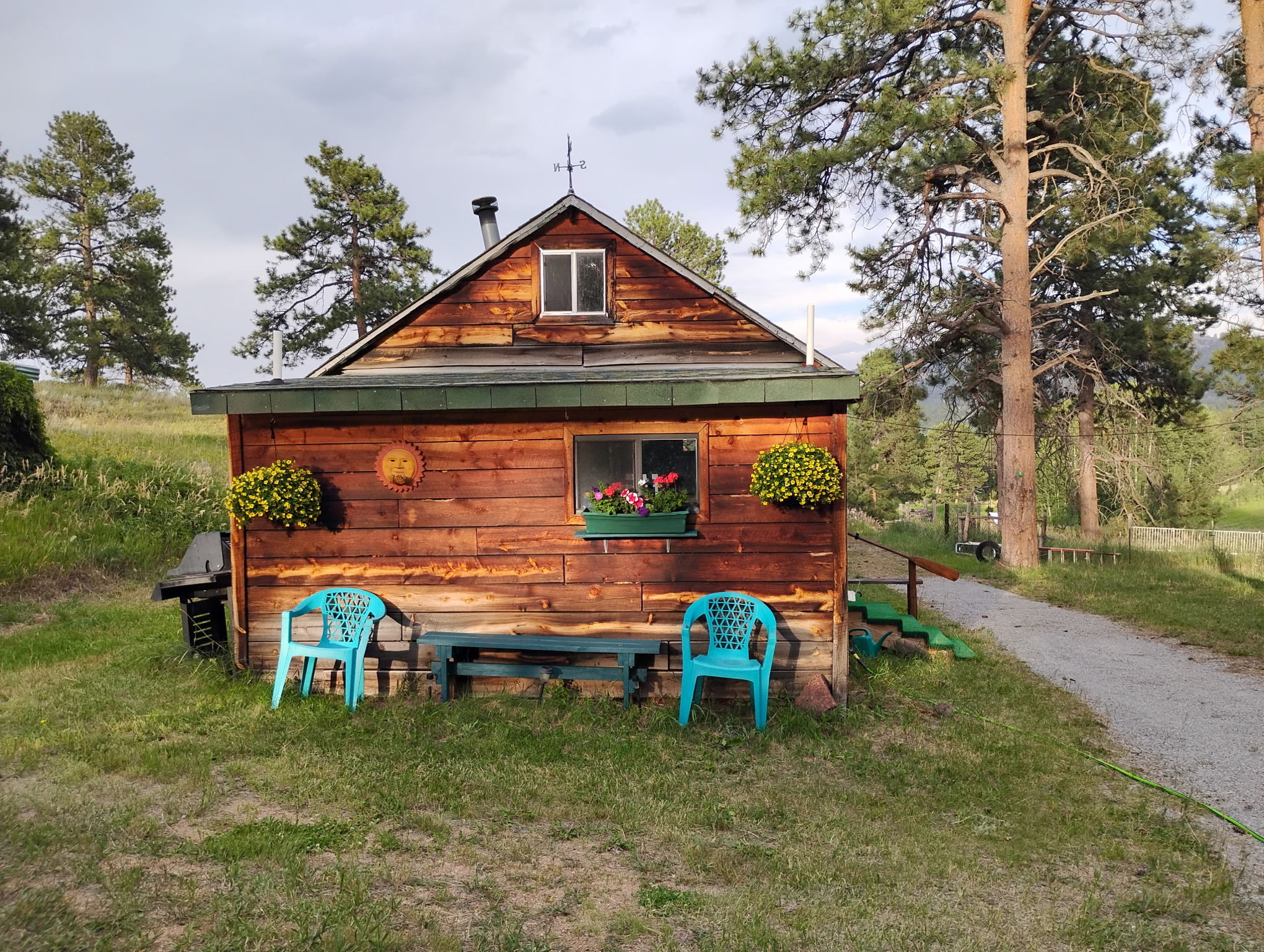 Old Colorado charm, dressed for summer