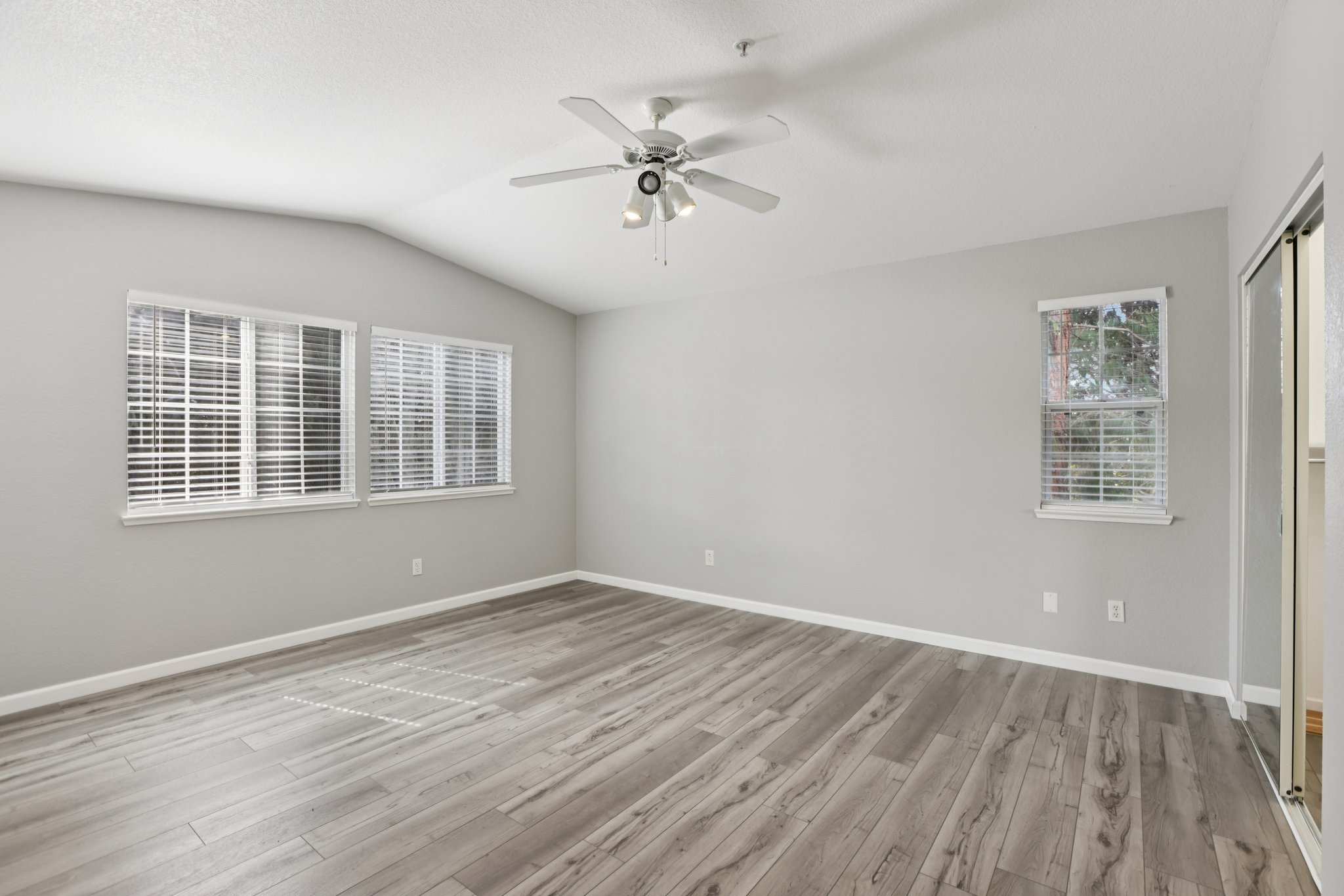 Walsingham Ct 62-S1403-019.jpg