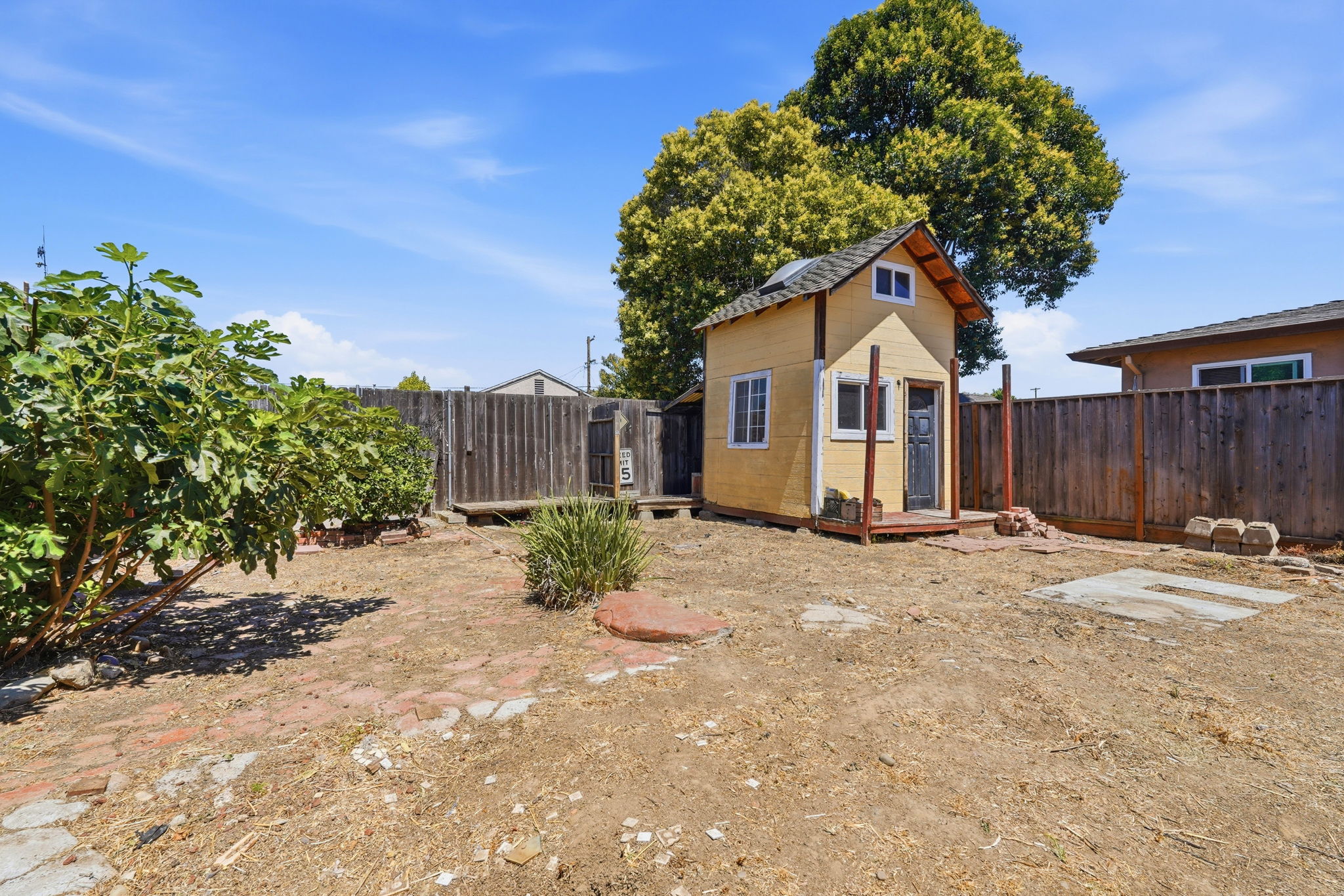 043_F8_216 N 25th St