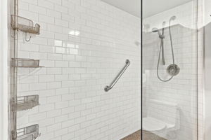 Bathroom 2 (2)