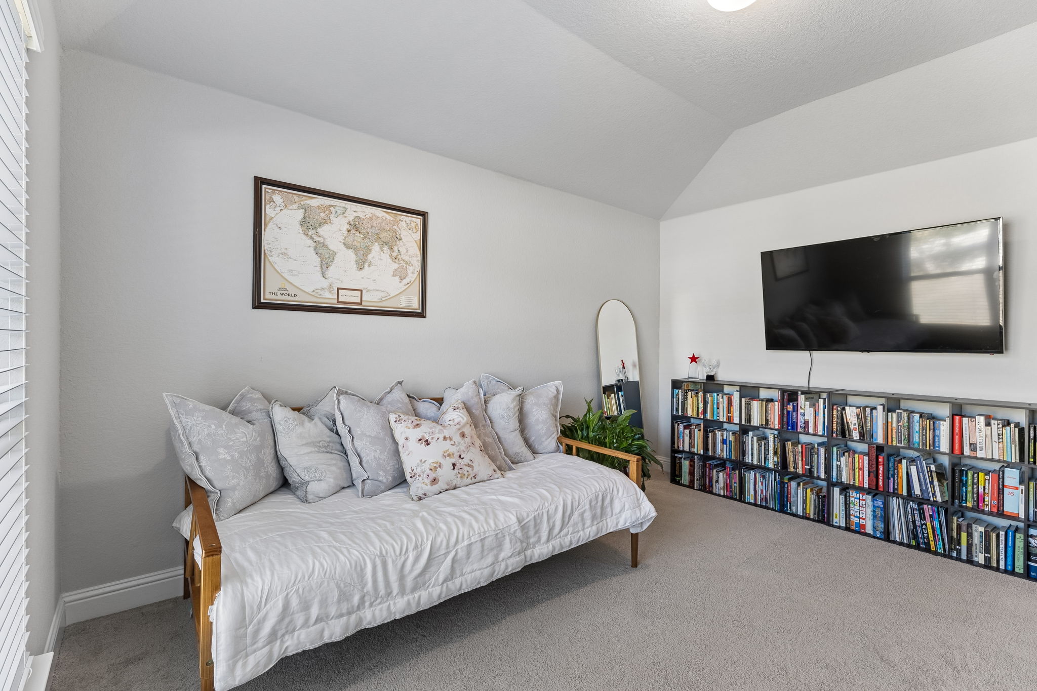 Fourth bedroom with space for an office or guest setup