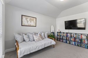 Fourth bedroom with space for an office or guest setup
