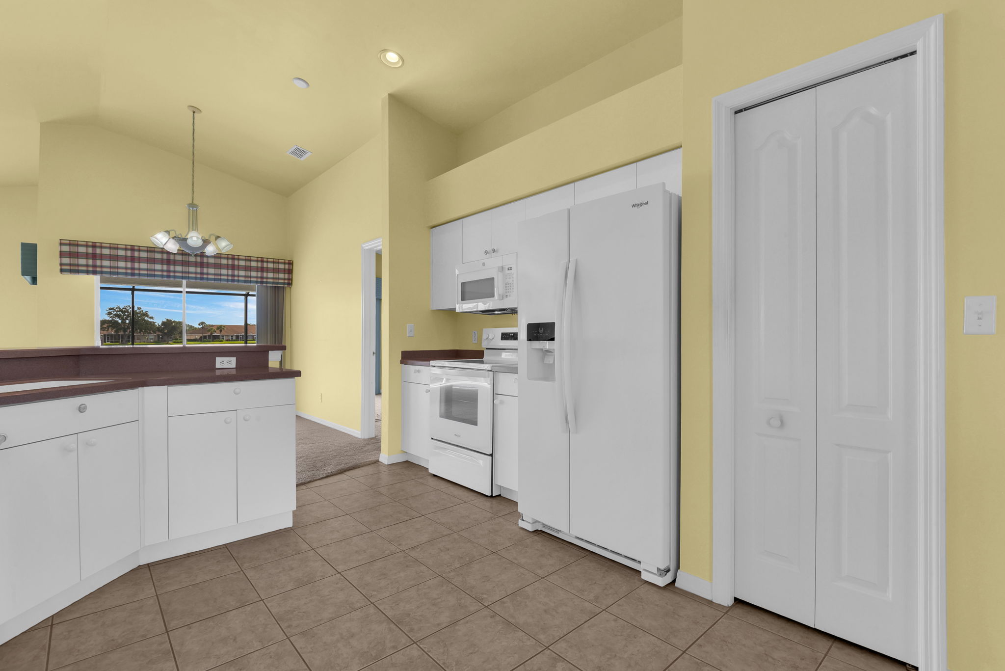 Kitchen w/ Pantry