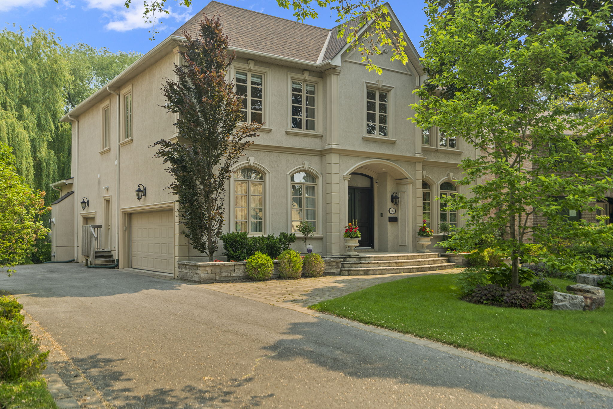 217 Lord Seaton Rd Toronto, ON M2P 1L2