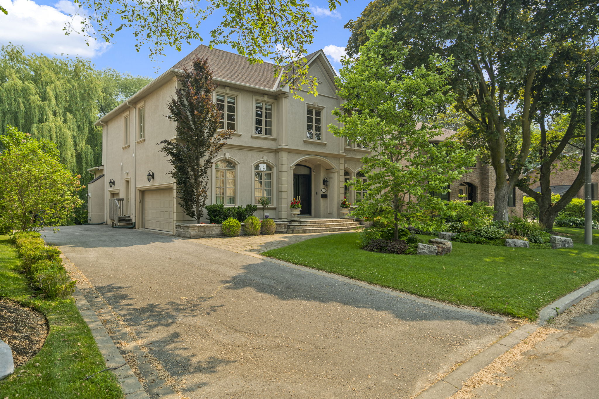 217 Lord Seaton Rd Toronto, ON M2P 1L2