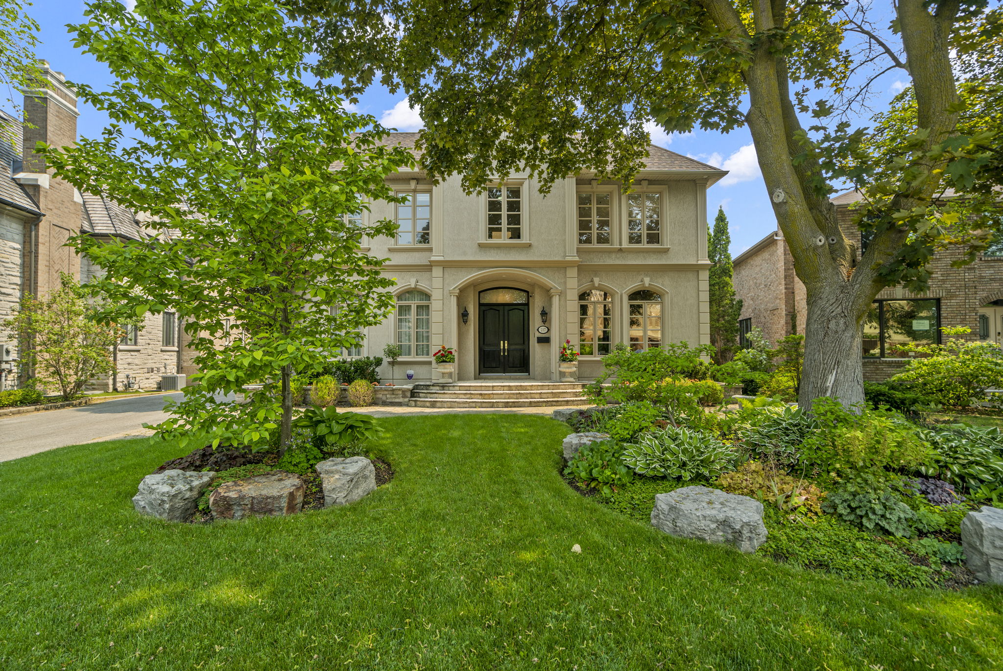 217 Lord Seaton Rd Toronto, ON M2P 1L2