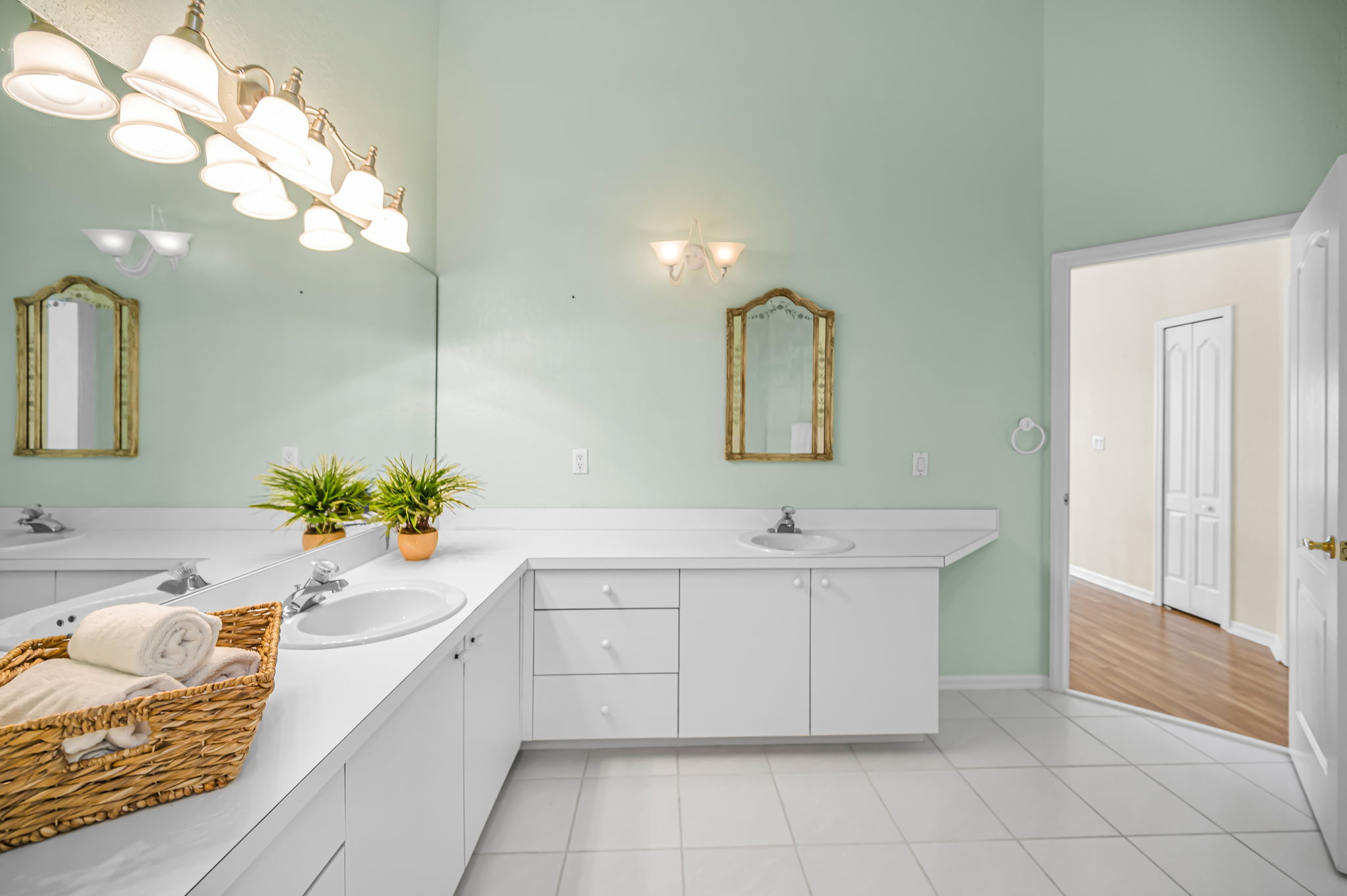 Upper Level Bathroom1c