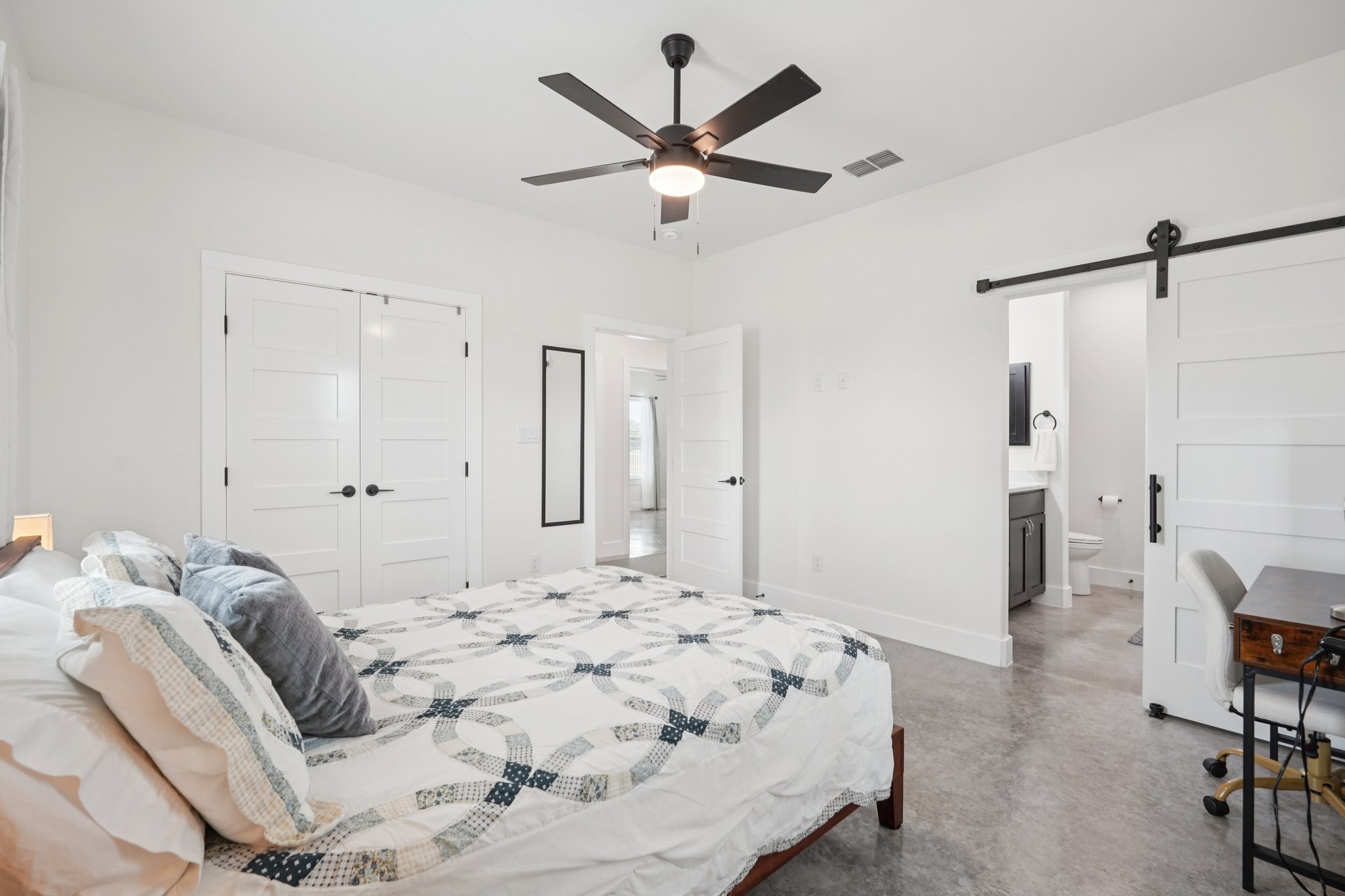 Colonial Ln-S1004-023.jpg