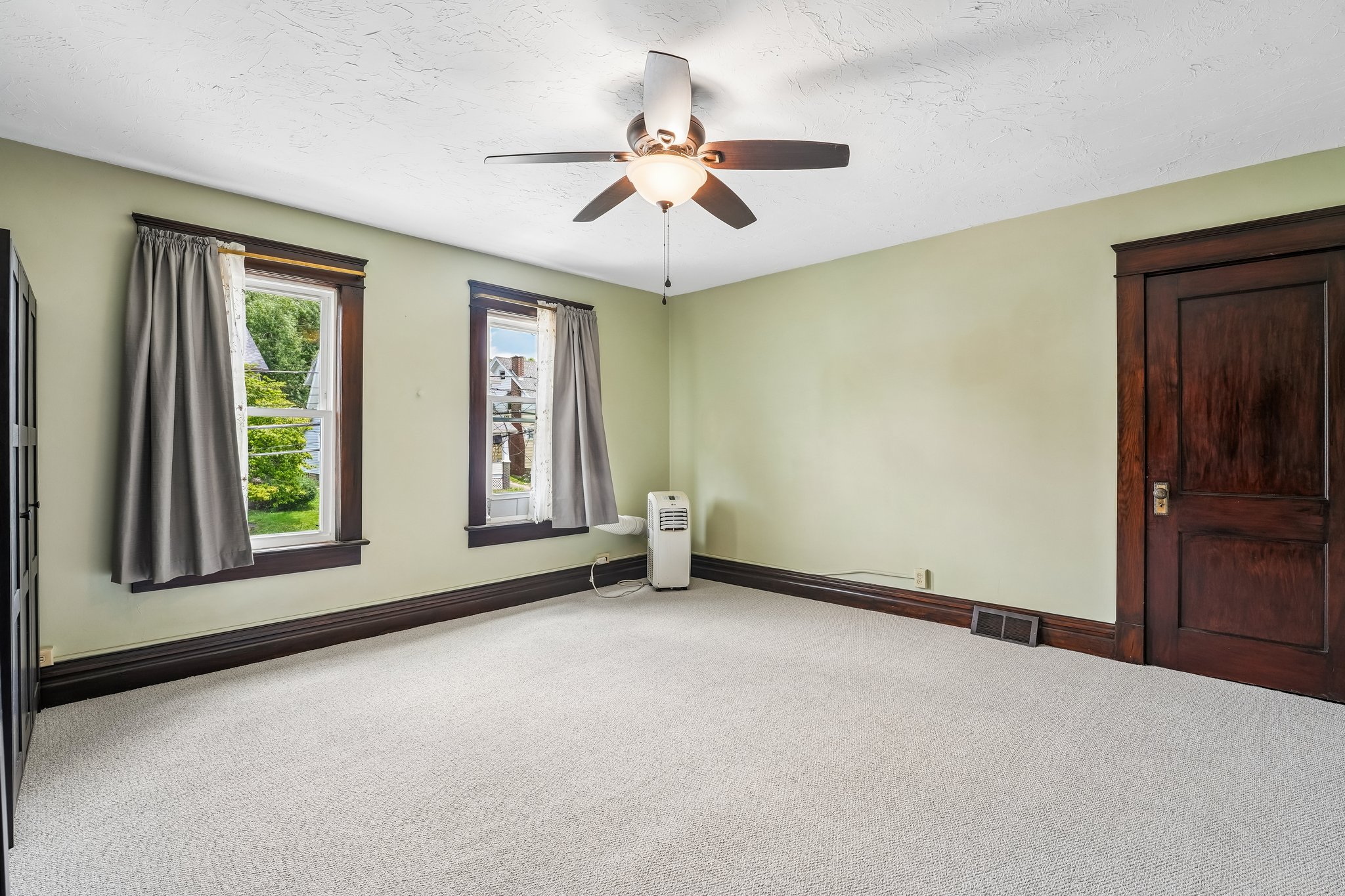 E Hillcrest Ave-S1206-030.jpg