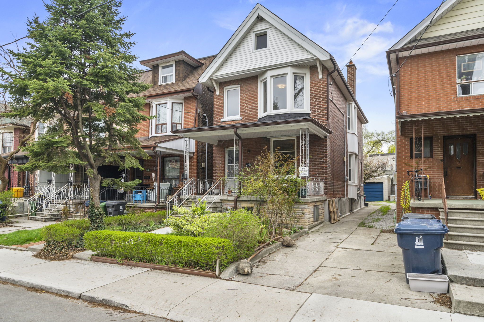 218 Montrose Ave Toronto, ON M6G 3G7