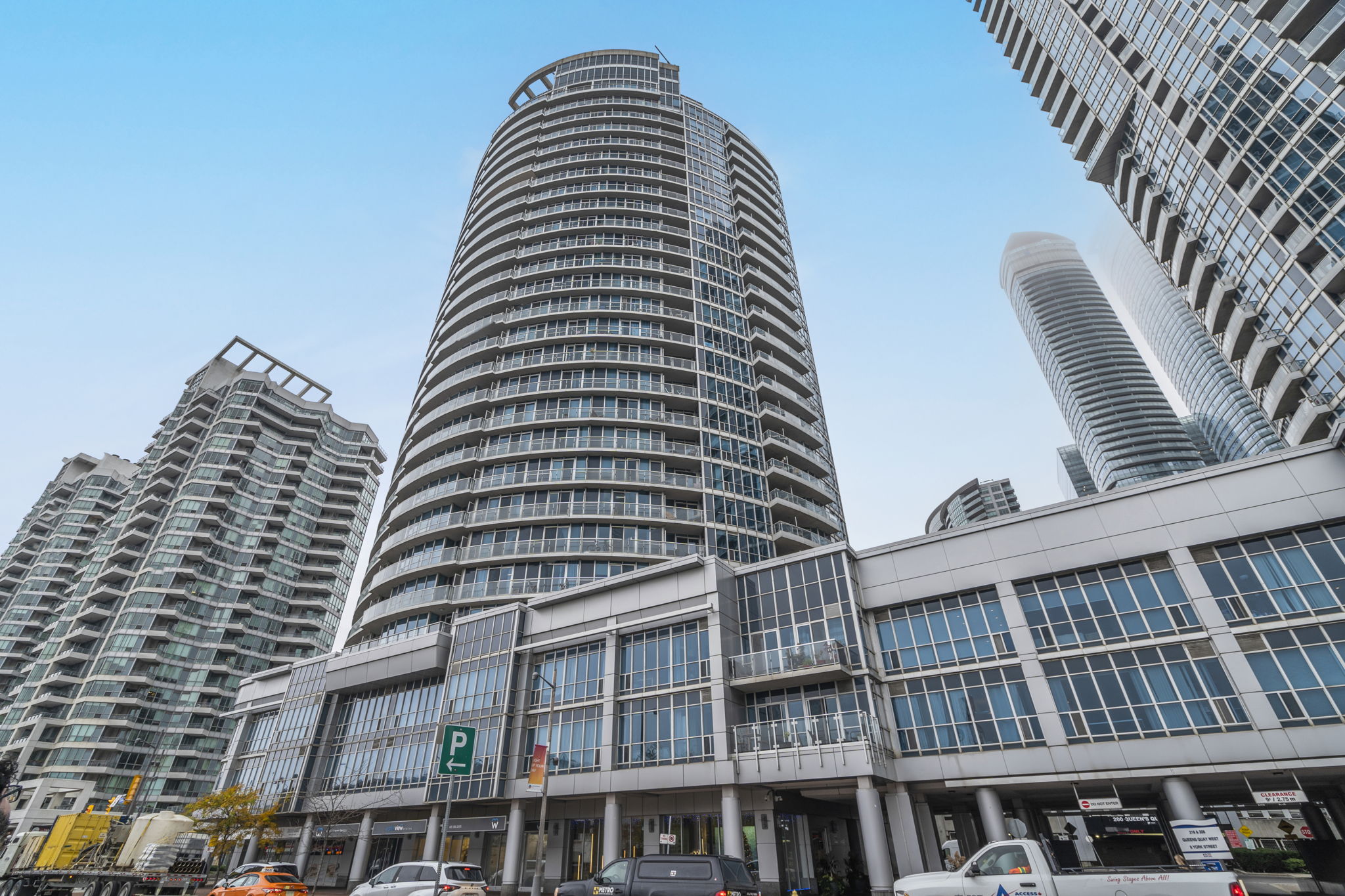 218 Queens Quay W Unit 2202 Toronto, ON M5J 2Y6