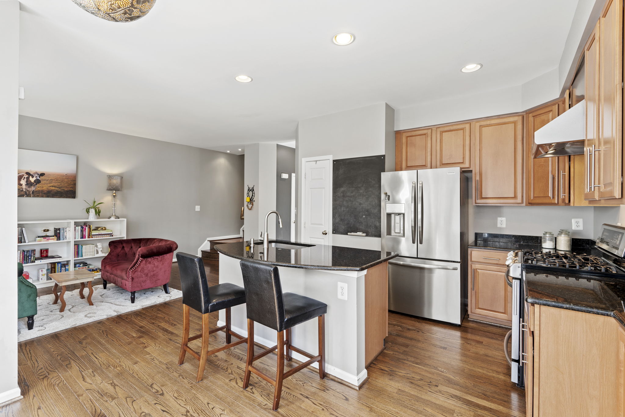 Convenient breakfast bar seating
