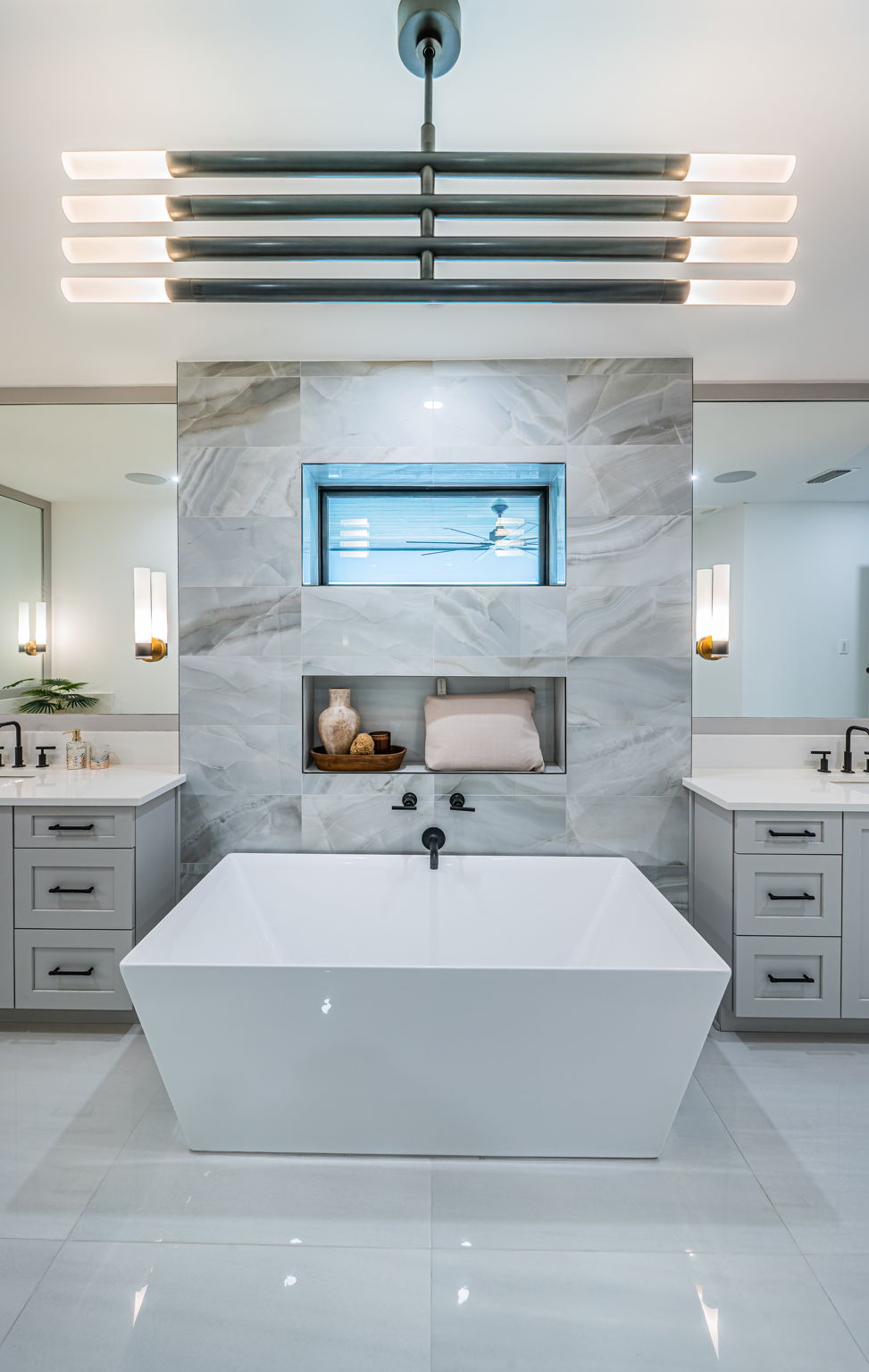 Upper Level Primary Bathroom1b