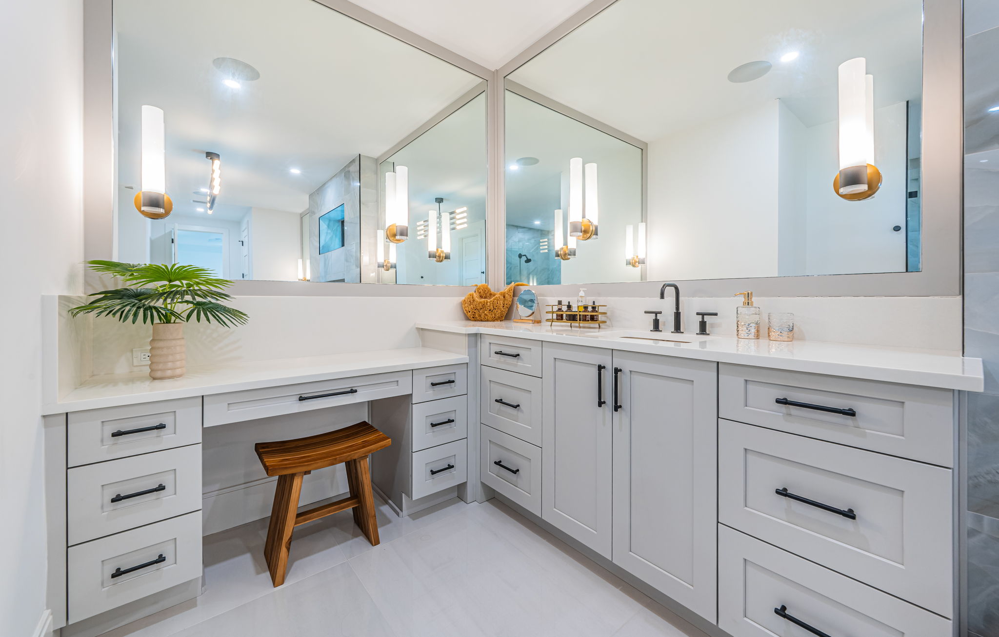 Upper Level Primary Bathroom1c