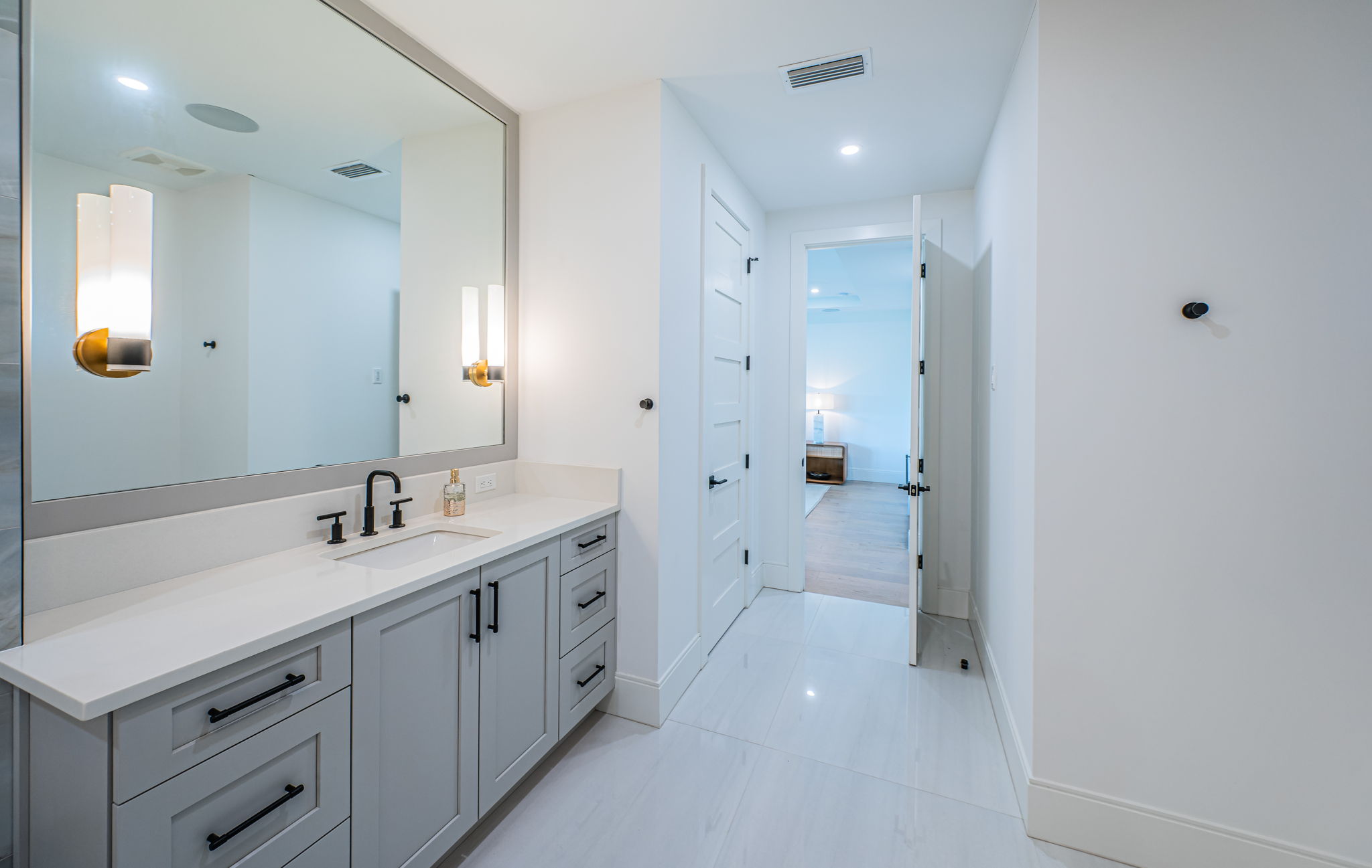 Upper Level Primary Bathroom1i