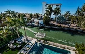 Upper Level Balcony View3