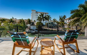 Upper Level Balcony2