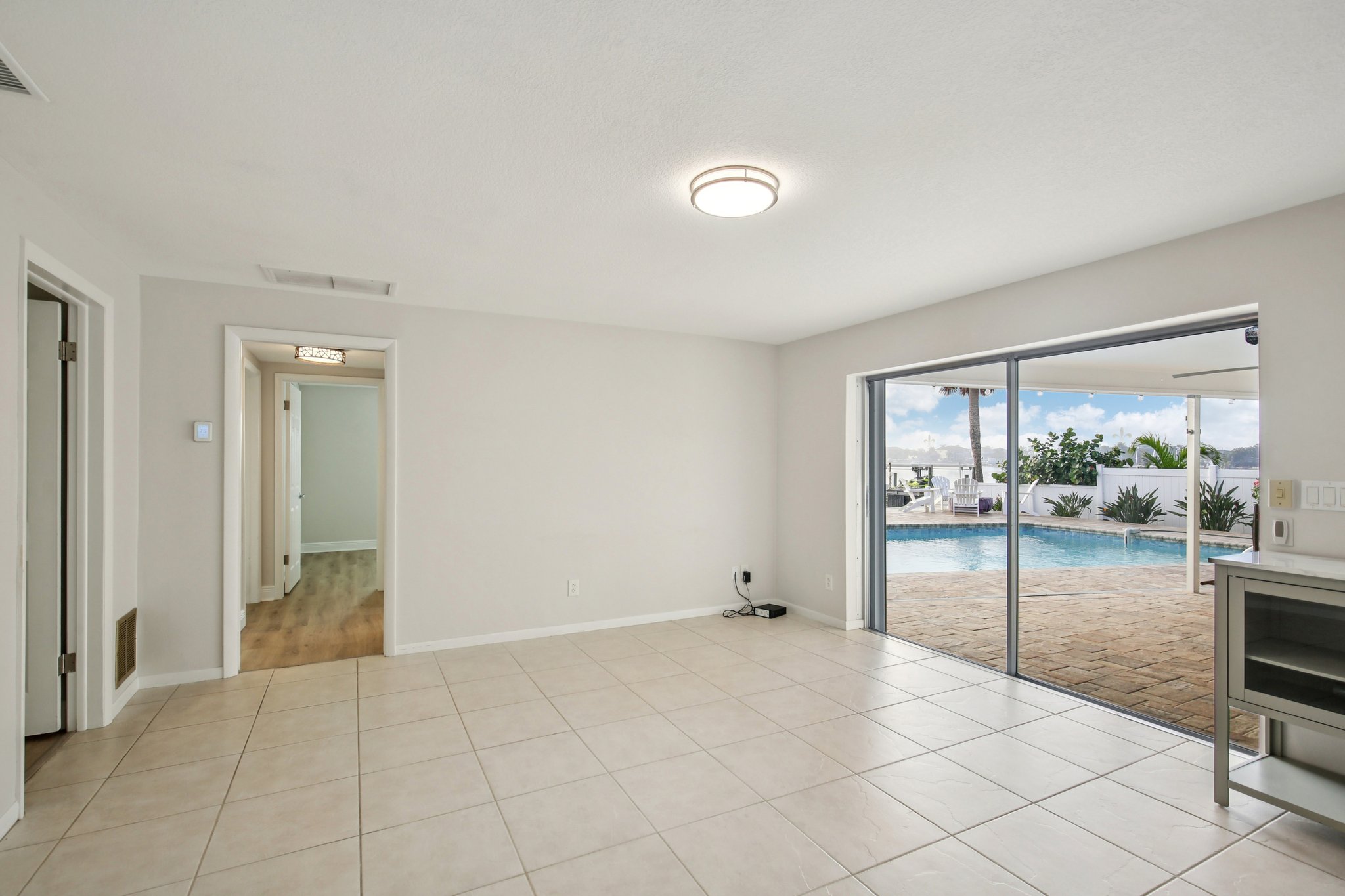 Dolphin Blvd-S3012-011.jpg