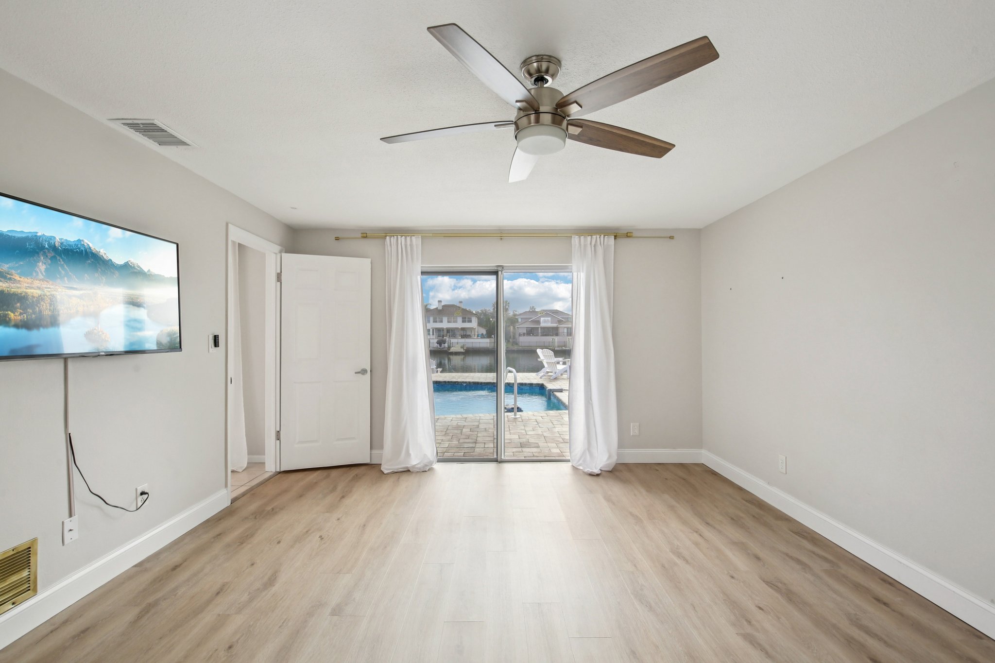 Dolphin Blvd-S3012-019.jpg