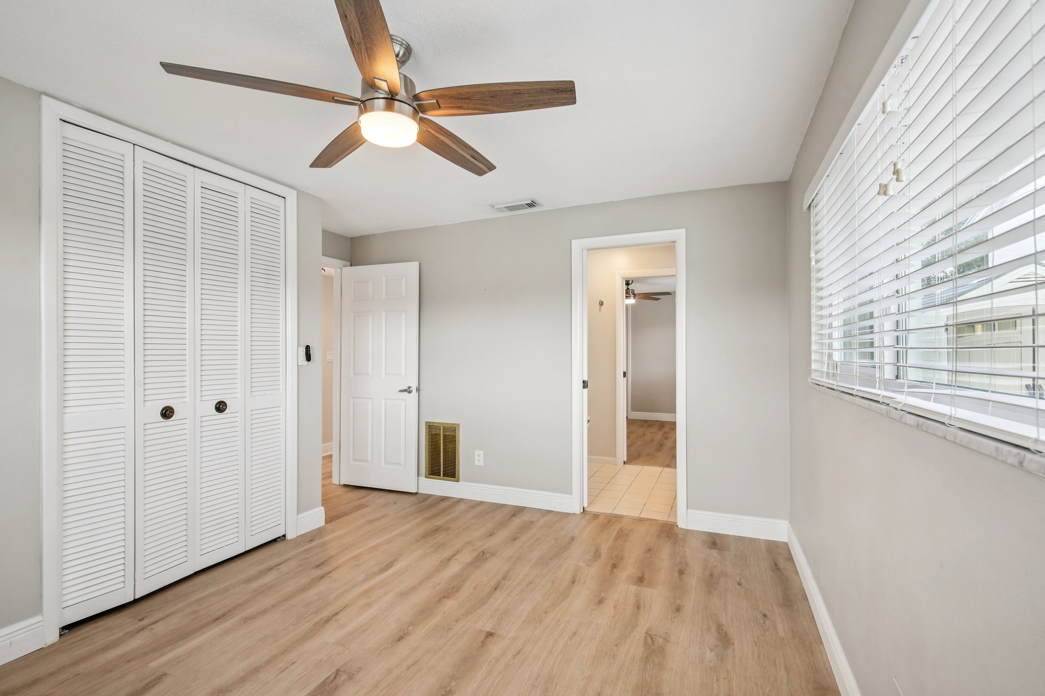 Dolphin Blvd-S3012-032.jpg