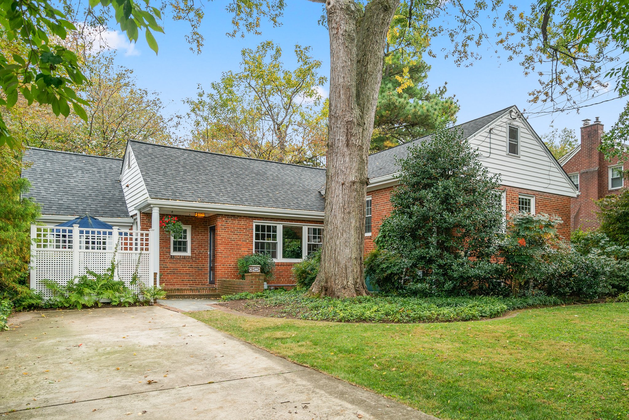 219 Lexington Dr 01.jpg